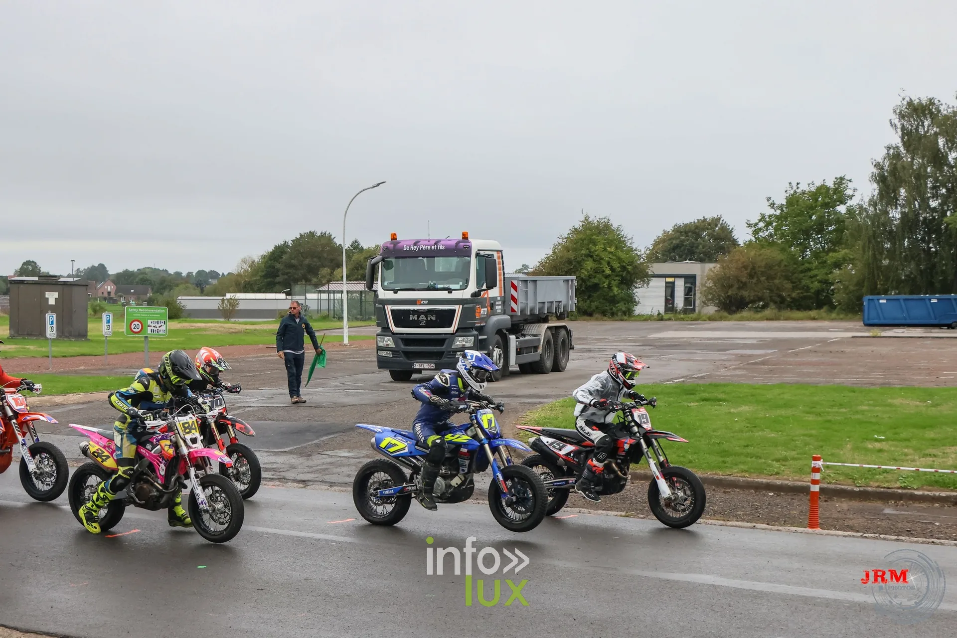 Supermotard de Battice 2026, Herve (province de Liège) : pilotes sur le parking asphalté avant le départ