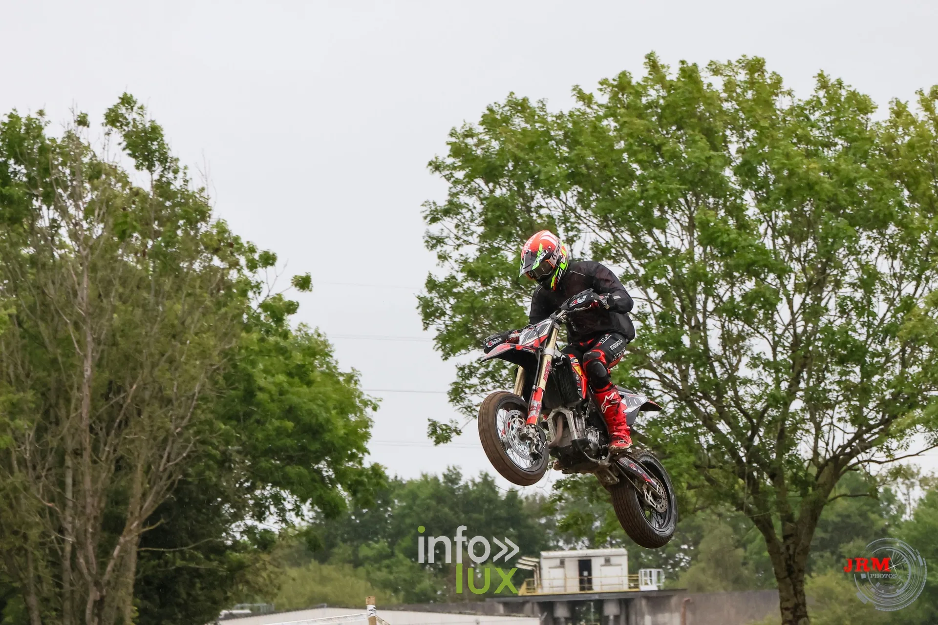 Supermotard de Battice 2026, Herve (province de Liège) : saut sur la bosse de la partie terre, pilote en noir et rouge