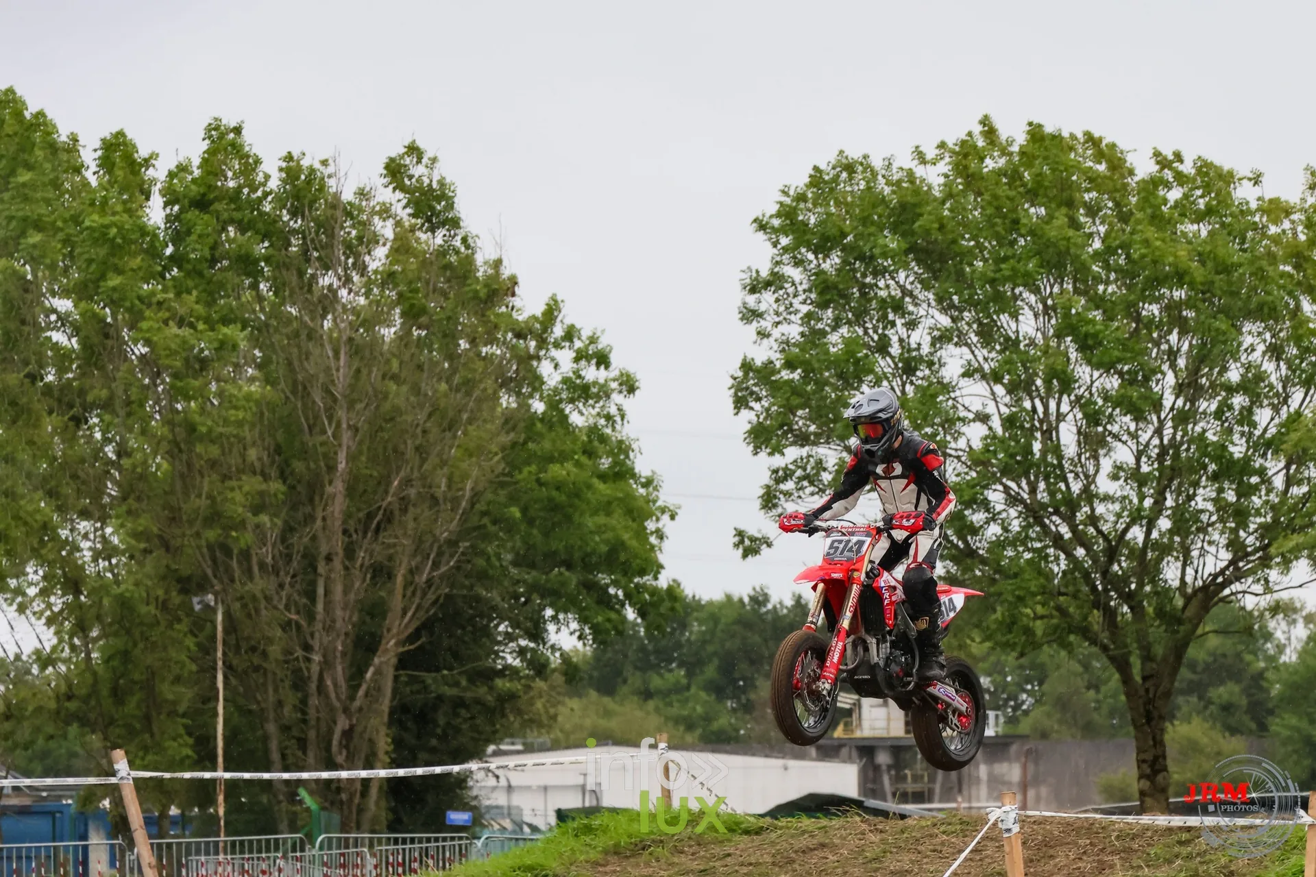 Supermotard de Battice 2026, Herve (province de Liège) : saut sur la bosse de la partie terre, pilote sur une moto rouge