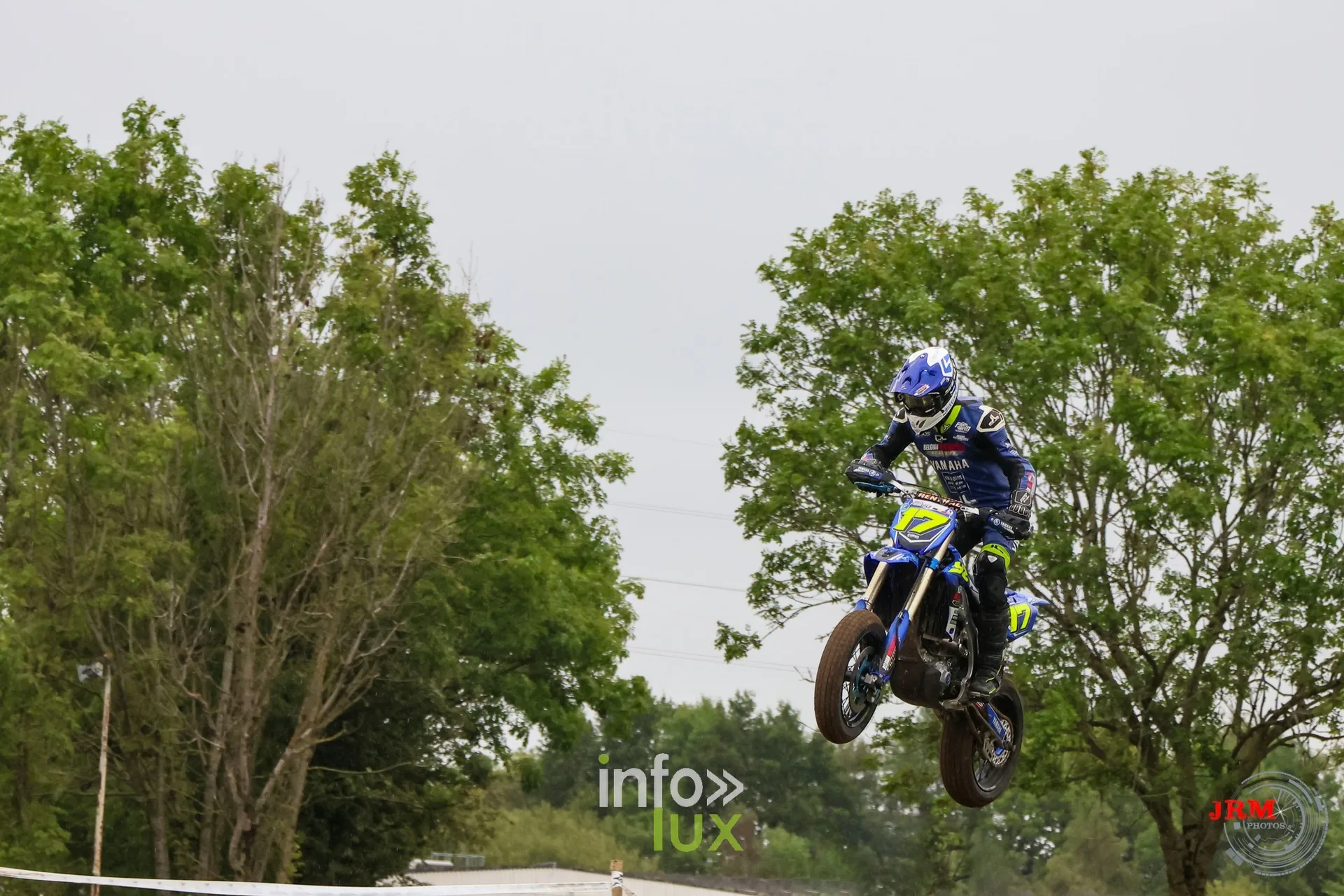 Supermotard de Battice 2026, Herve (province de Liège) : saut sur la bosse de la partie terre, pilote sur une moto bleue
