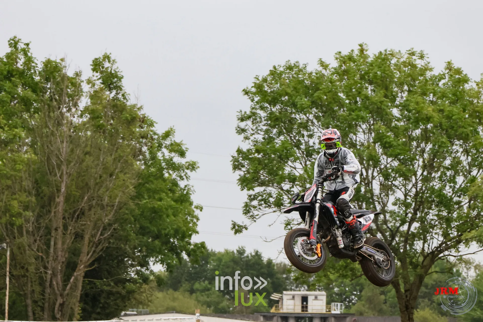 Supermotard de Battice 2026, Herve (province de Liège) : saut sur la bosse de la partie terre, pilote en tenue claire