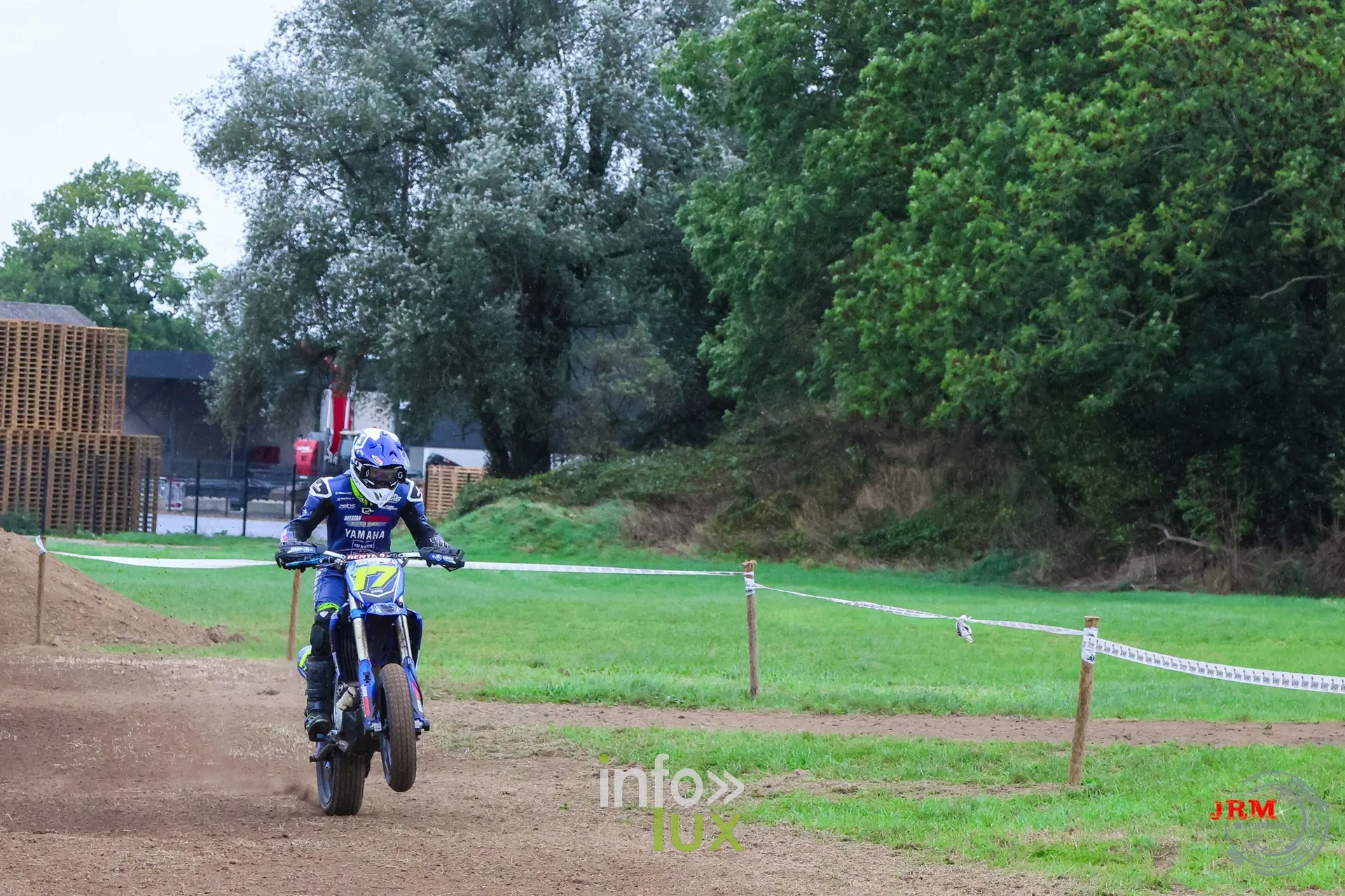 Supermotard de Battice 2026, Herve (province de Liège) : pilote sur une moto bleue dans la partie terre, piste sèche