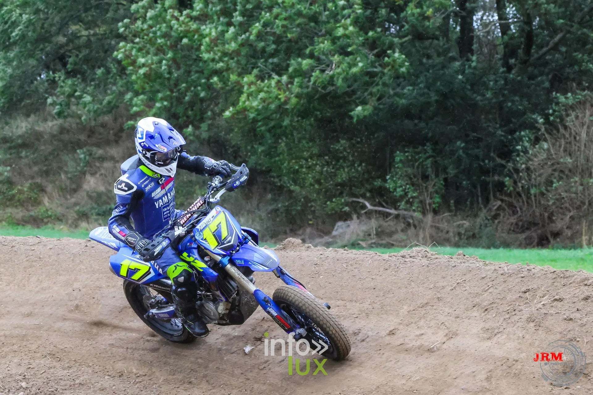 Supermotard de Battice 2026, Herve (province de Liège) : pilote n°17 en tenue Yamaha dans un virage de terre sèche