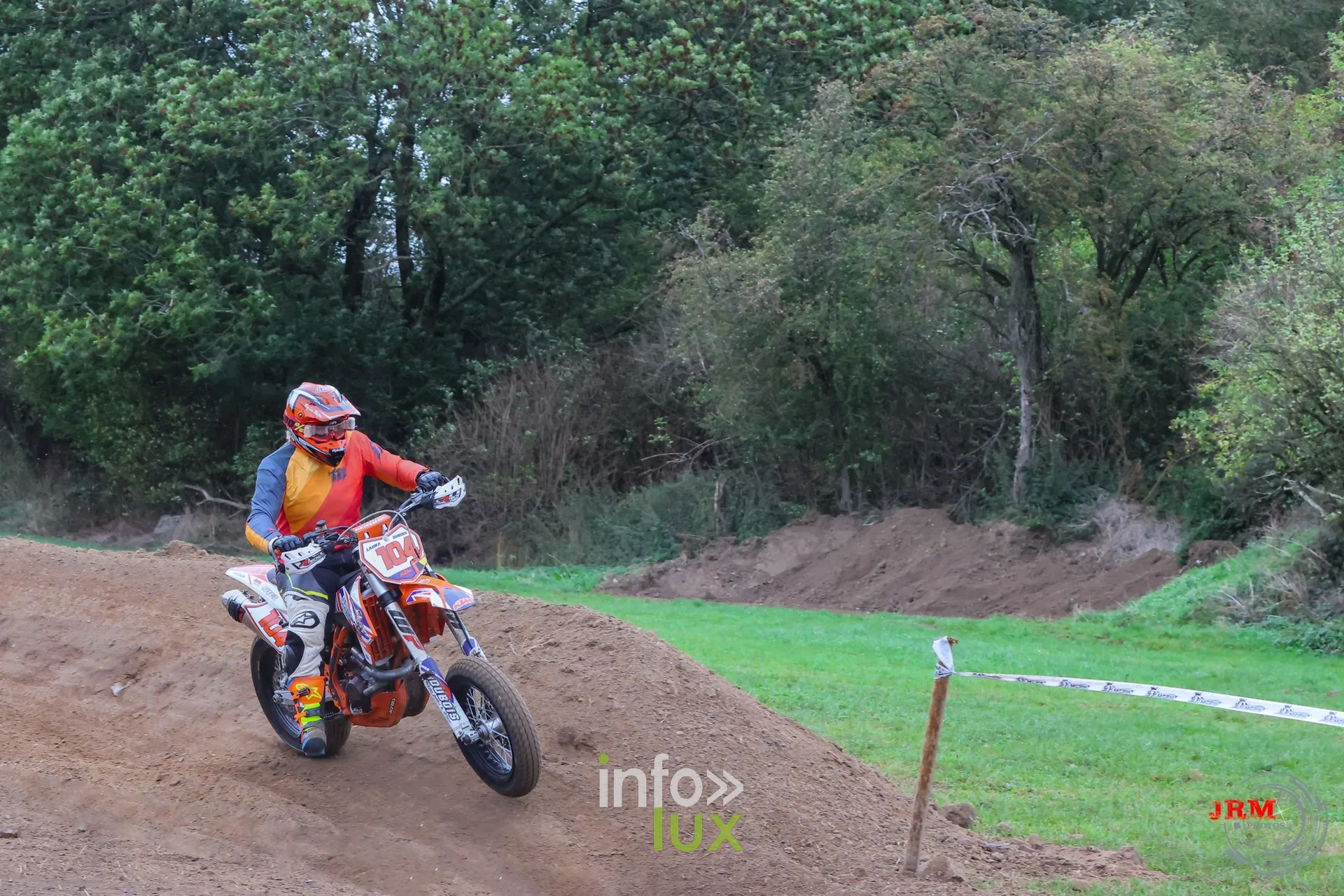 Supermotard de Battice 2026, Herve (province de Liège) : pilote en orange sur une moto orange dans la partie terre
