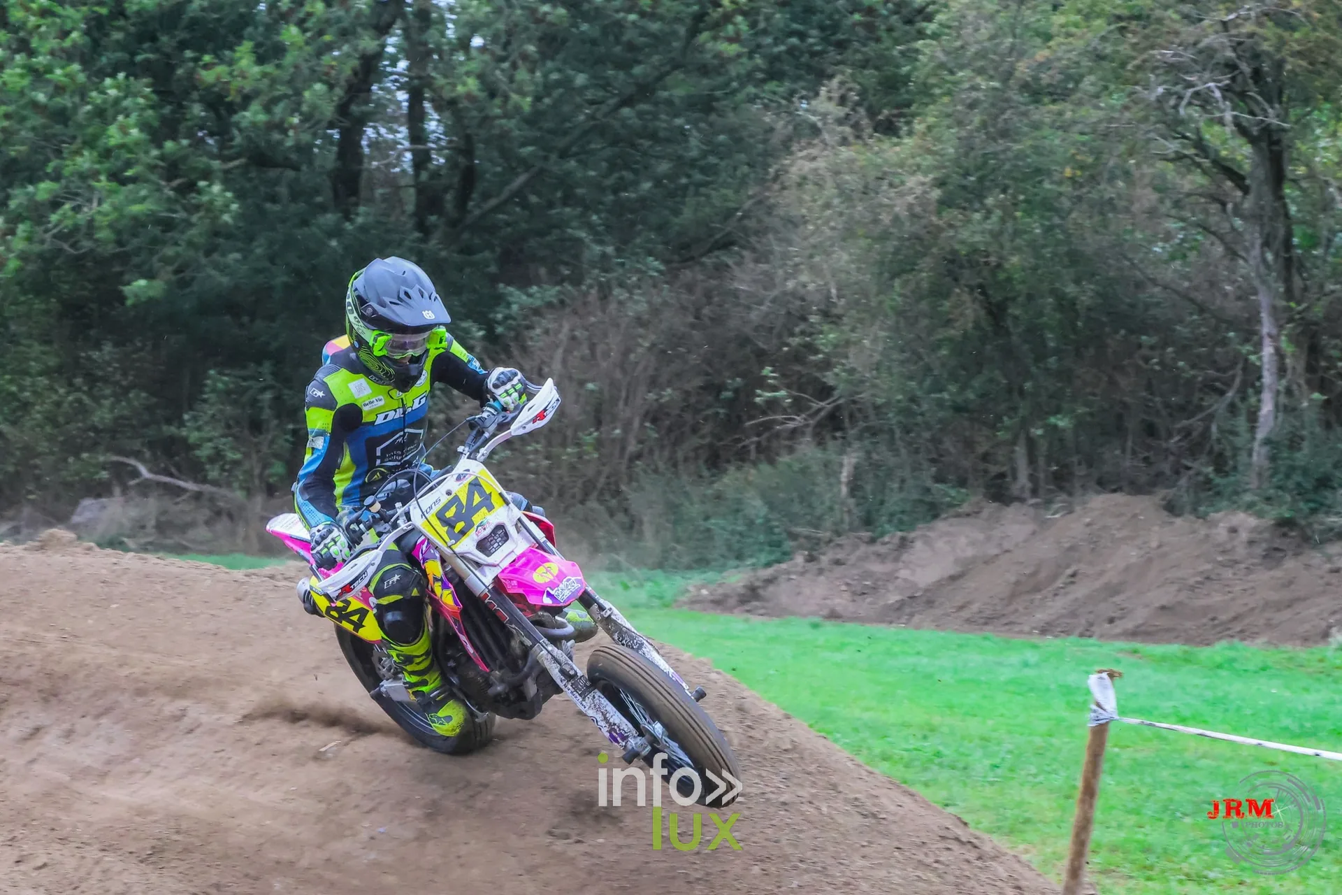 Supermotard de Battice 2026, Herve (province de Liège) : pilote n°84 couché dans un virage de terre