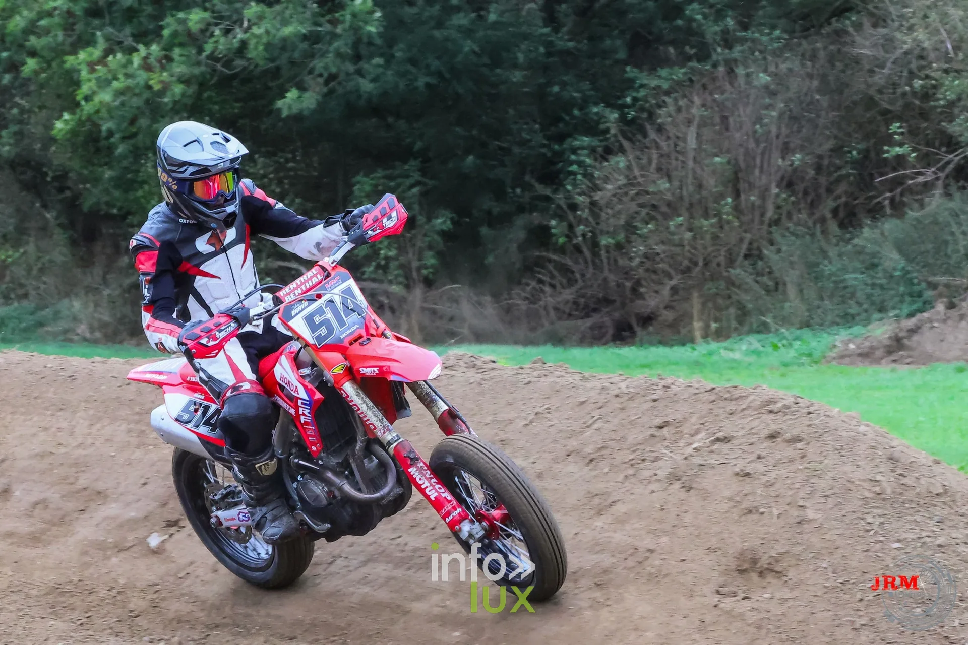 Supermotard de Battice 2026, Herve (province de Liège) : pilote n°514 penché dans un virage de terre
