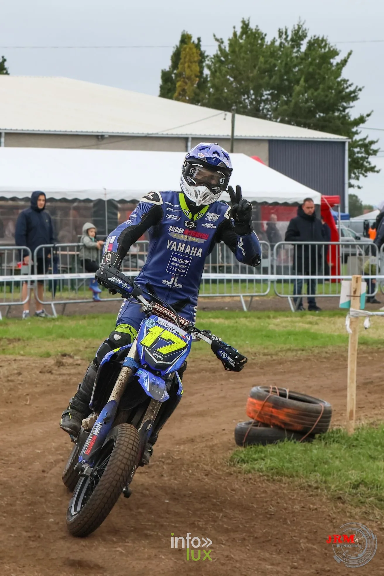 Supermotard de Battice 2026, Herve (province de Liège) : pilote n°17 salue le public depuis sa moto bleue