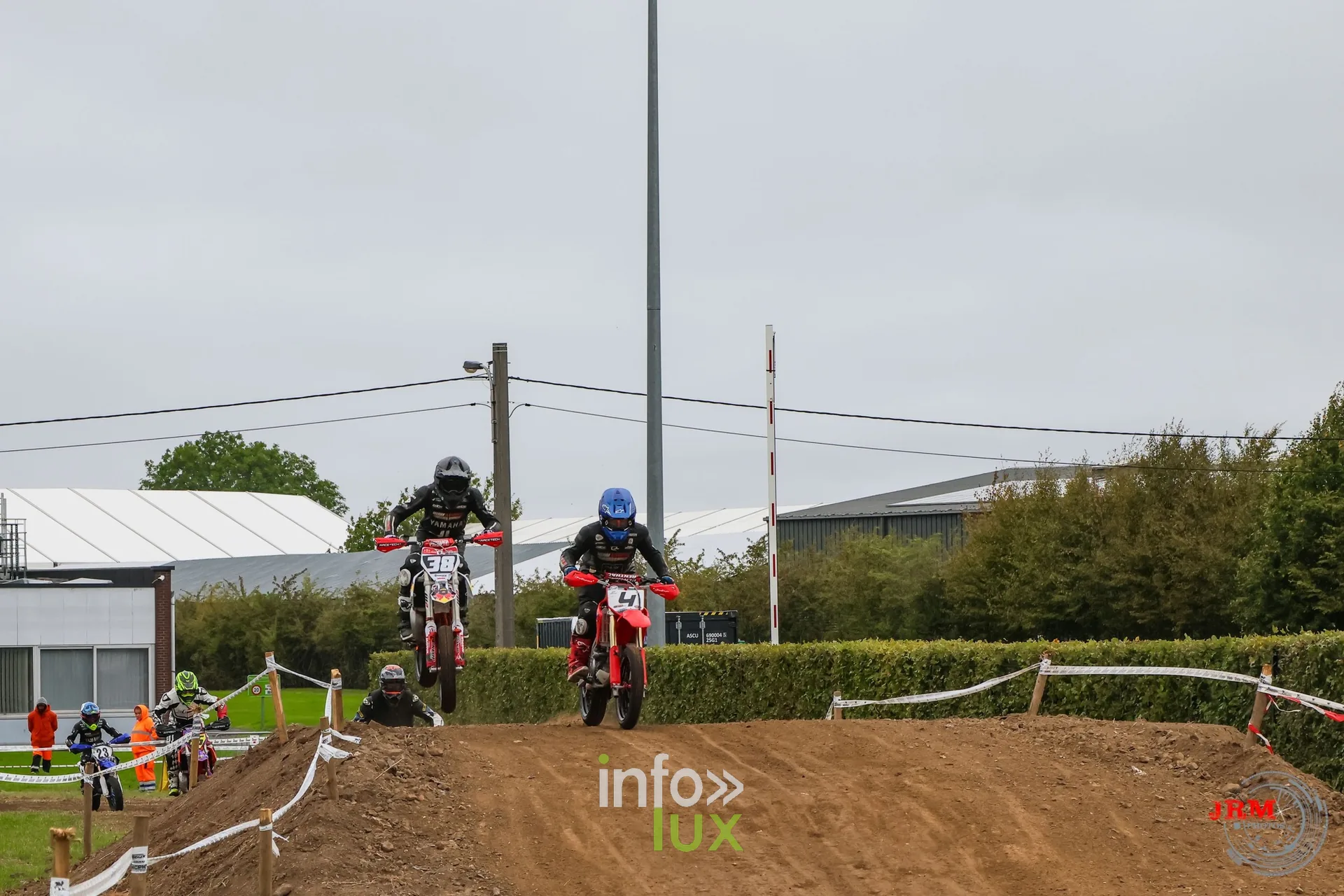 Supermotard de Battice 2026, Herve (province de Liège) : deux pilotes franchissent une bosse de la partie terre