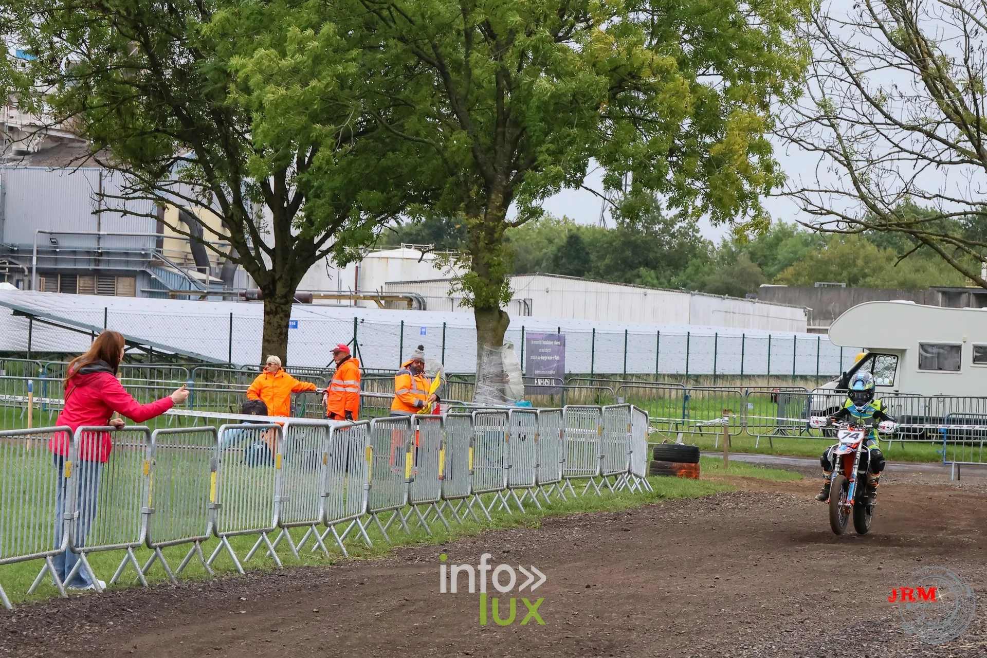 Supermotard de Battice 2026, Herve (province de Liège) : pilote dans la partie terre, spectateurs le long des barrières