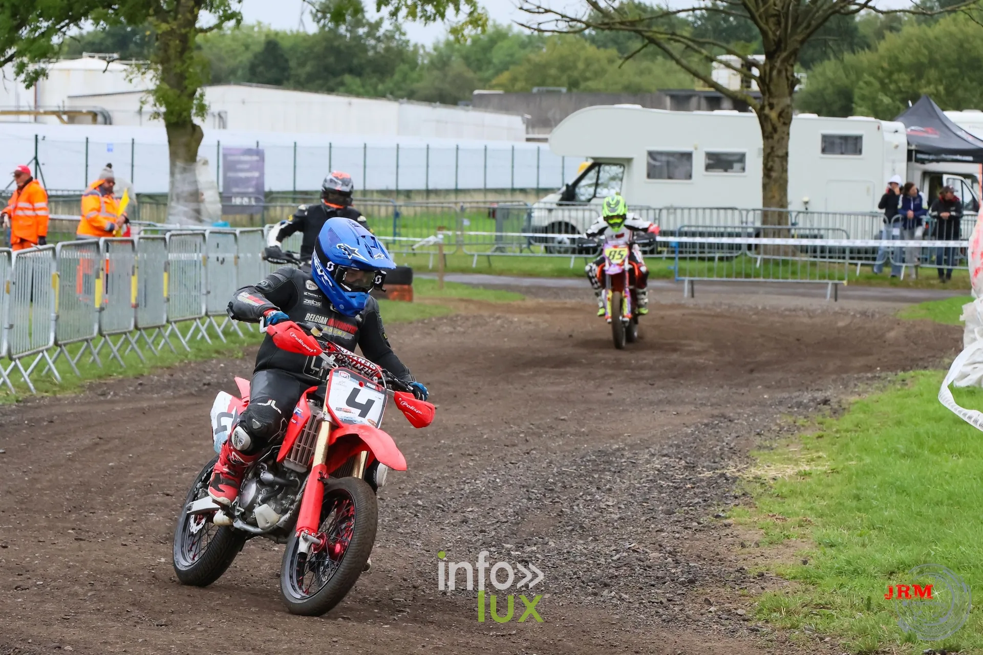 Supermotard de Battice 2026, Herve (province de Liège) : pilote n°4 dans la partie terre humide, devant les camping-cars du paddock