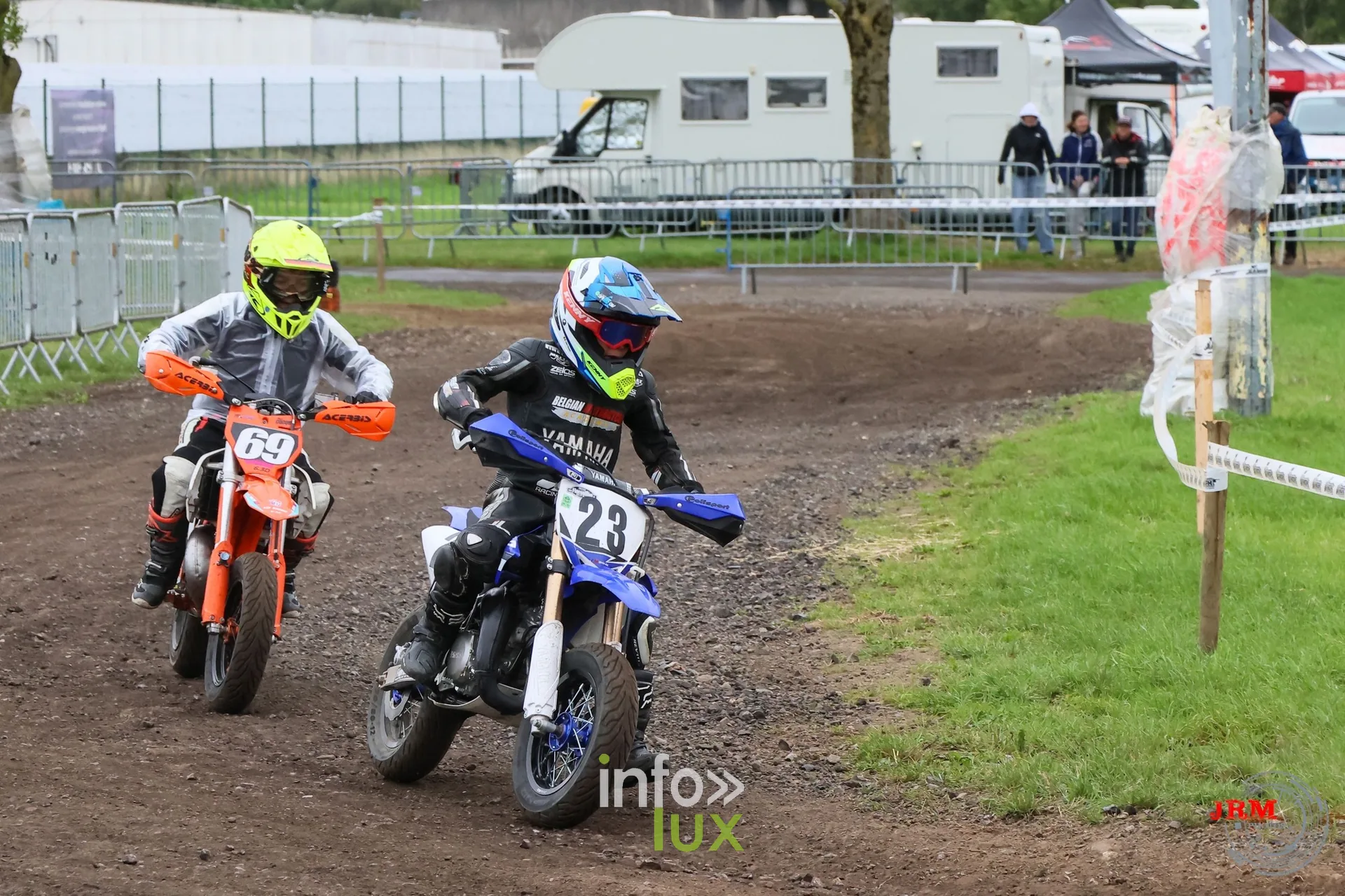 Supermotard de Battice 2026, Herve (province de Liège) : deux jeunes pilotes, n°69 et n°23, côte à côte dans la partie terre