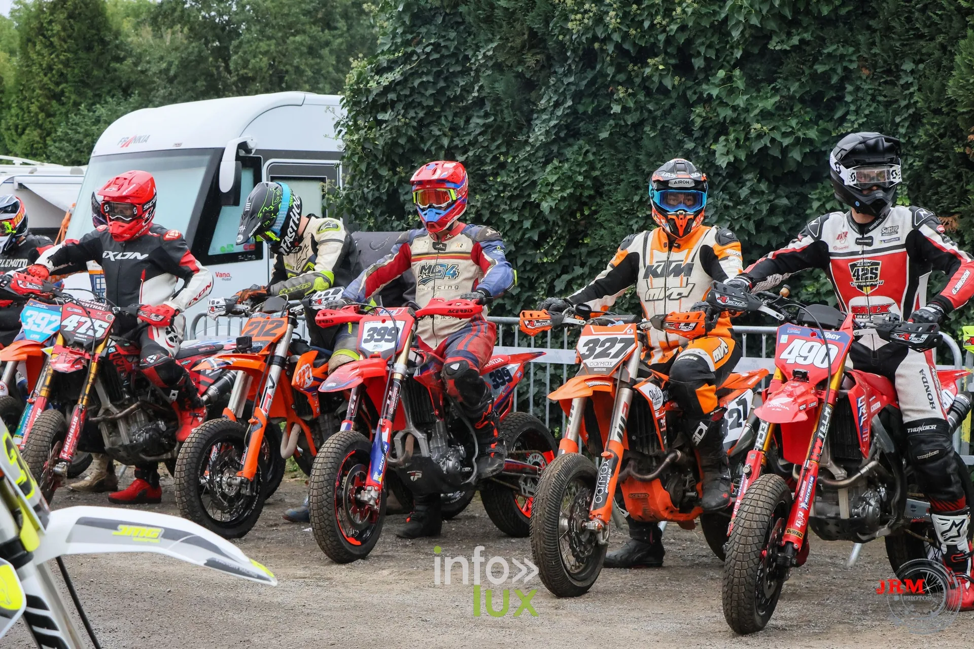 Supermotard de Battice 2026, Herve (province de Liège) : pilotes alignés en pré-grille avant le départ