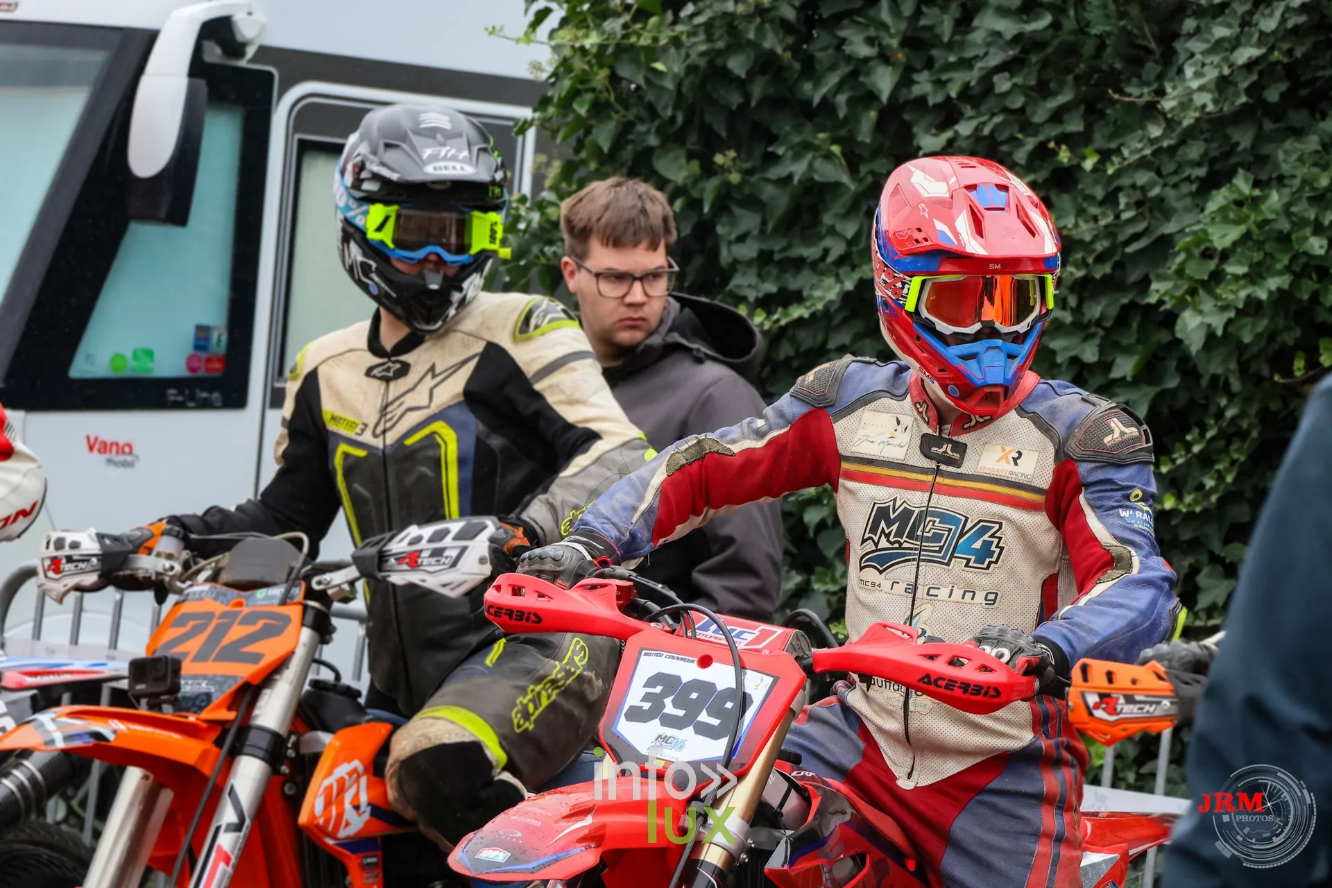 Supermotard de Battice 2026, Herve (province de Liège) : deux pilotes en pré-grille, casque sur la tête
