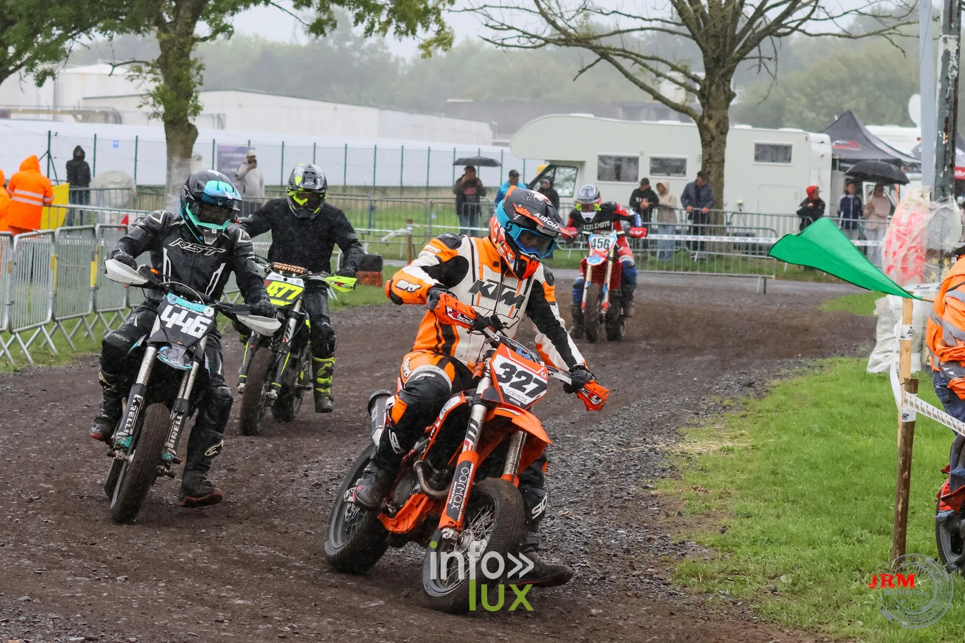 Supermotard de Battice 2026, Herve (province de Liège) : groupe de pilotes, dont le n°327, dans la partie terre