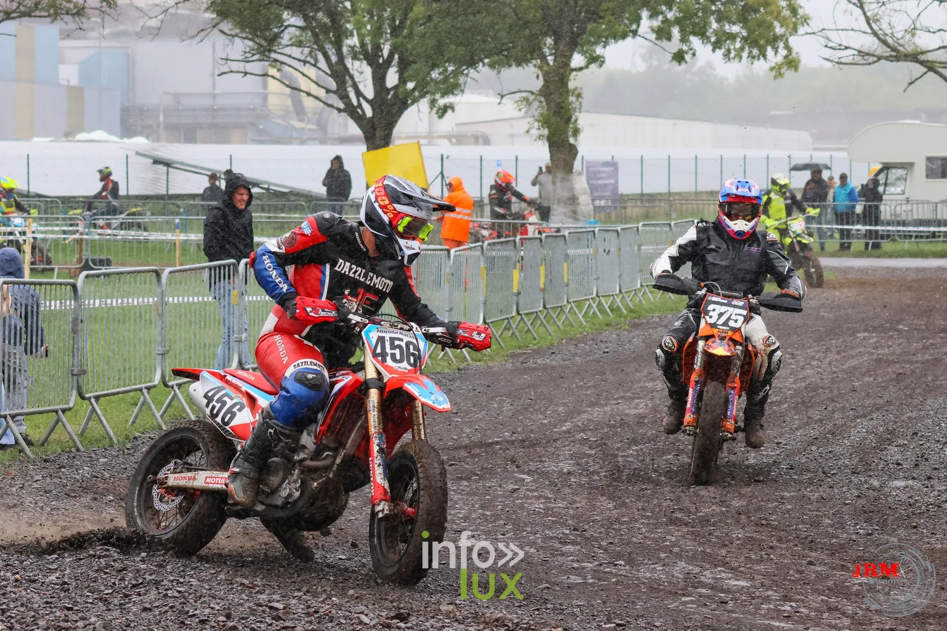 Supermotard de Battice 2026, Herve (province de Liège) : pilote n°456 devant le n°375 dans la partie terre