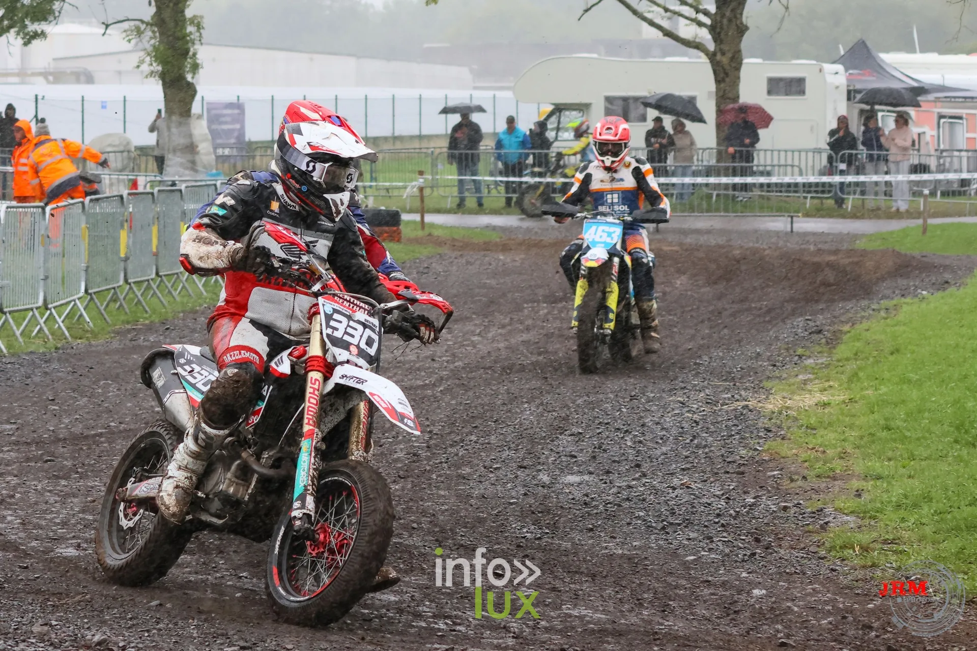 Supermotard de Battice 2026, Herve (province de Liège) : pilote n°330 dans la partie terre, un autre concurrent derrière lui
