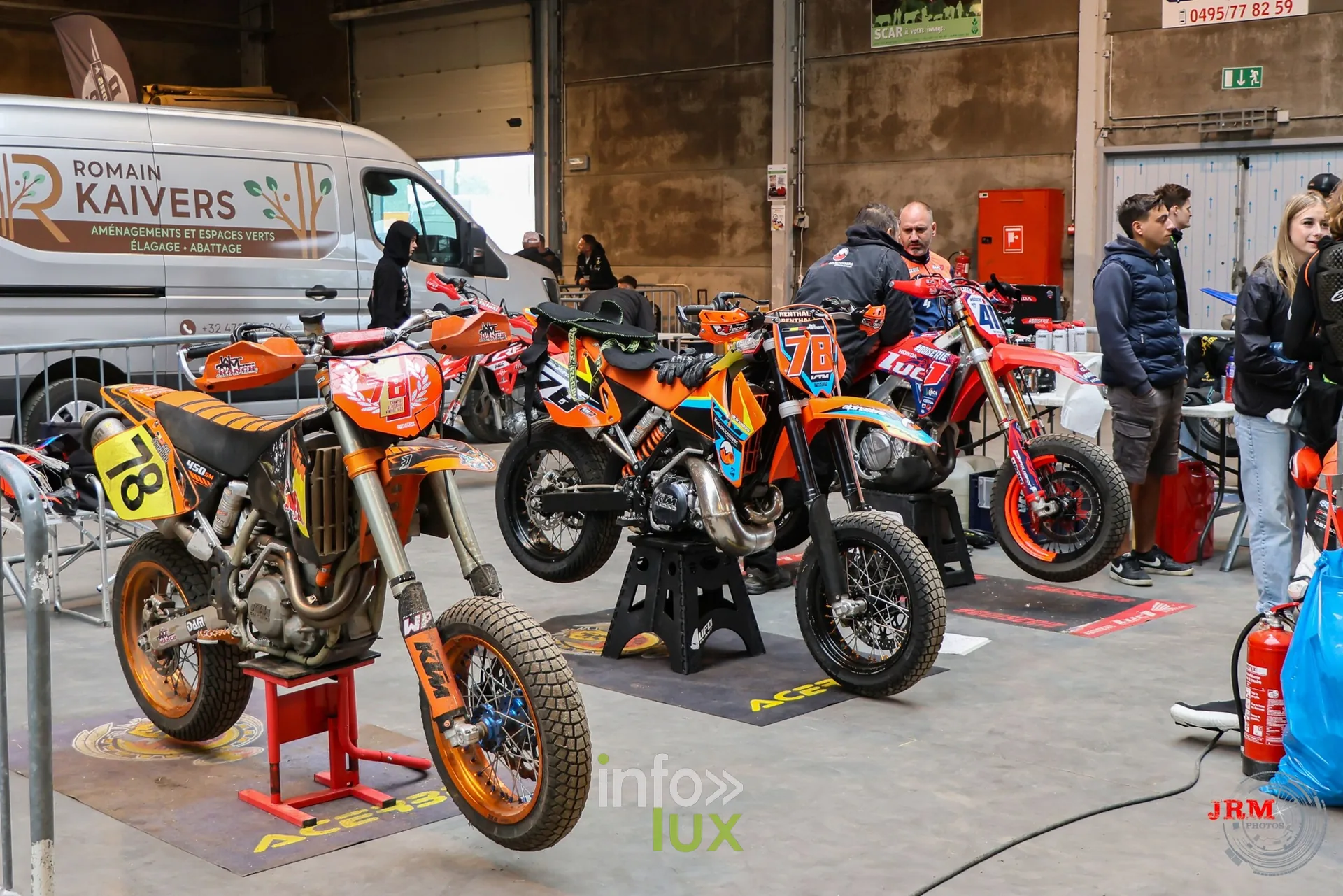Supermotard de Battice 2026, Herve (province de Liège) : paddock couvert, motos sur béquilles devant un utilitaire lettré « Romain Kaivers »