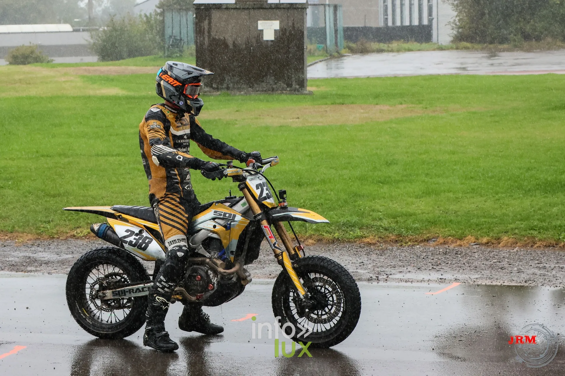Supermotard de Battice 2026, Herve (province de Liège) : pilote sur une moto noir et or, à l’arrêt sur l’asphalte mouillé