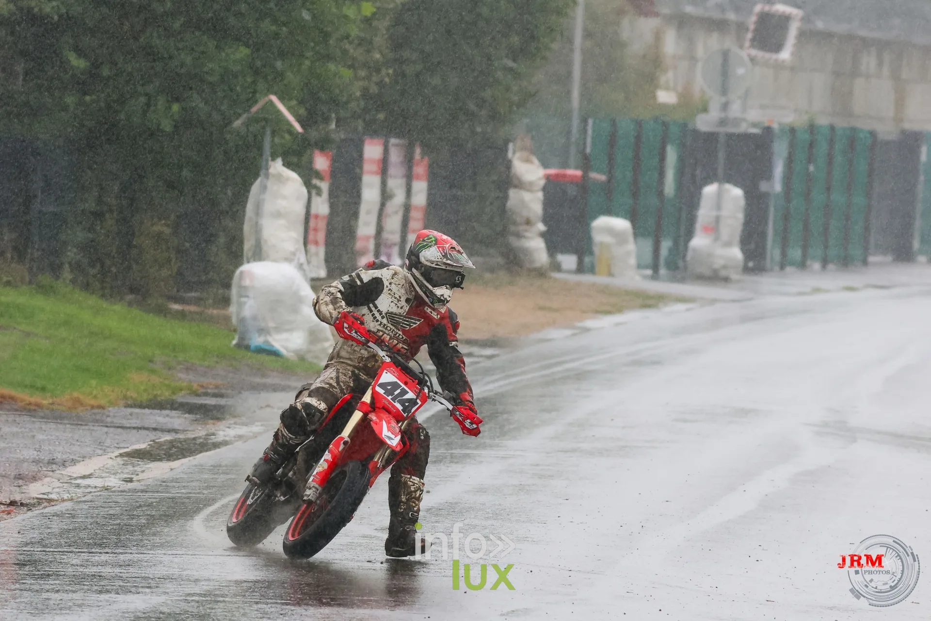 Supermotard de Battice 2026, Herve (province de Liège) : pilote en appui sur l’asphalte détrempé sous une pluie battante