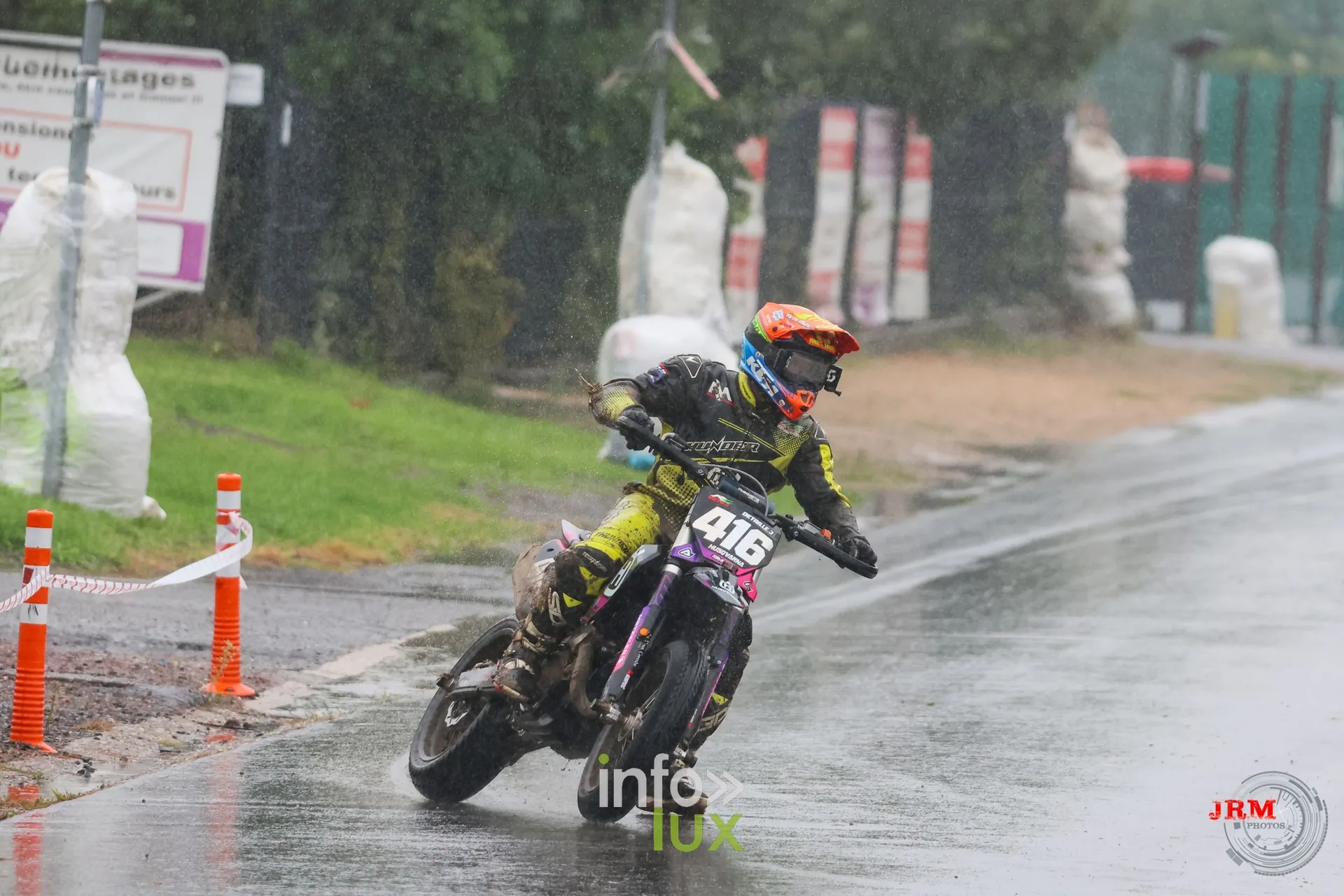 Supermotard de Battice 2026, Herve (province de Liège) : pilote n°416 sur l’asphalte détrempé
