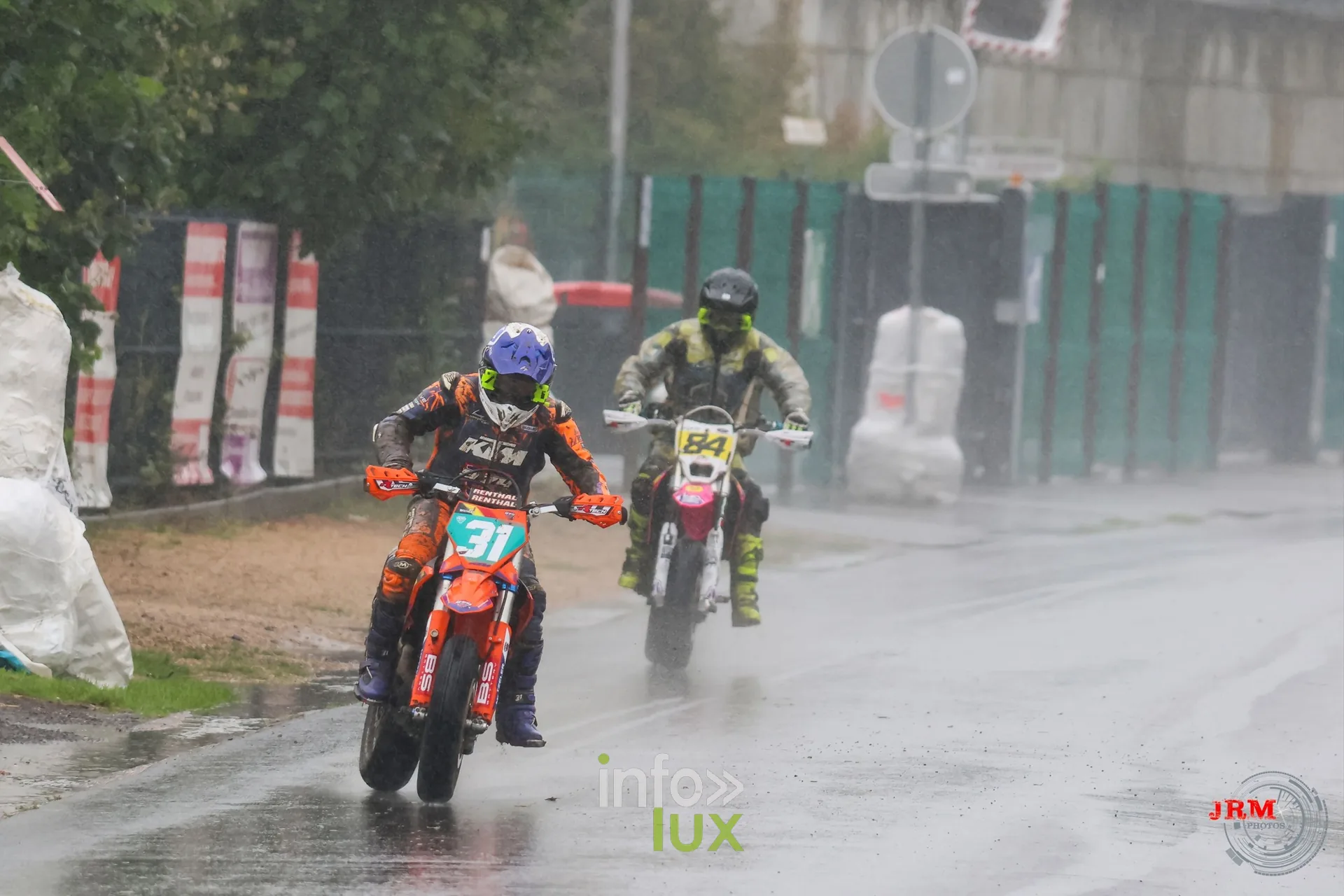 Supermotard de Battice 2026, Herve (province de Liège) : deux pilotes l’un derrière l’autre sous la pluie