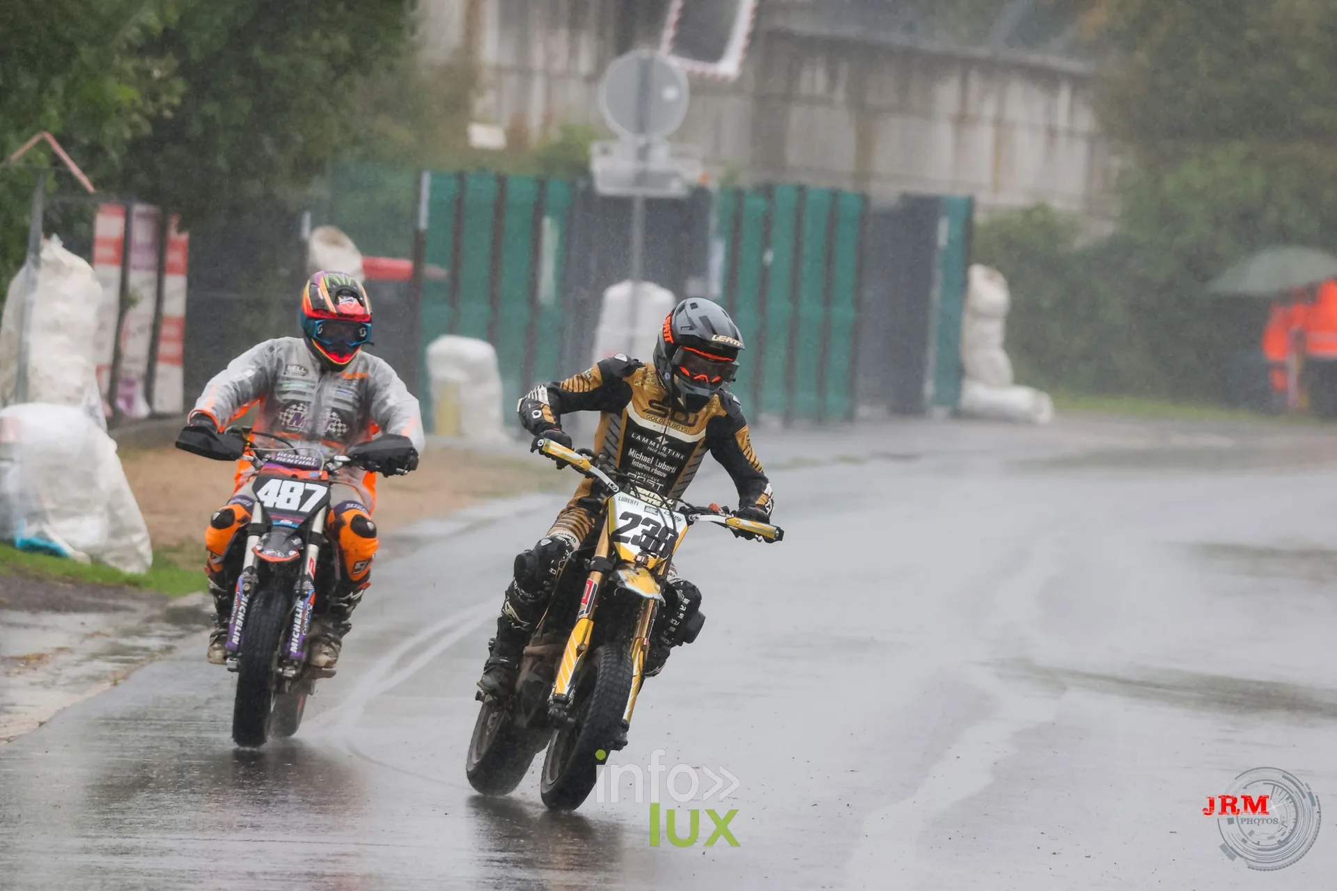 Supermotard de Battice 2026, Herve (province de Liège) : pilote n°487 et un pilote en noir et or sous la pluie