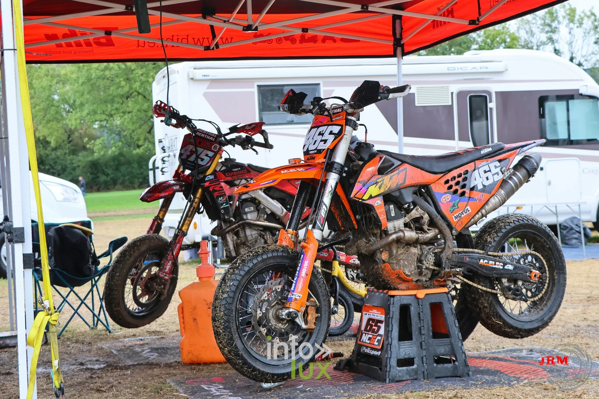 Supermotard de Battice 2026, Herve (province de Liège) : motos sur béquilles sous une tente de paddock