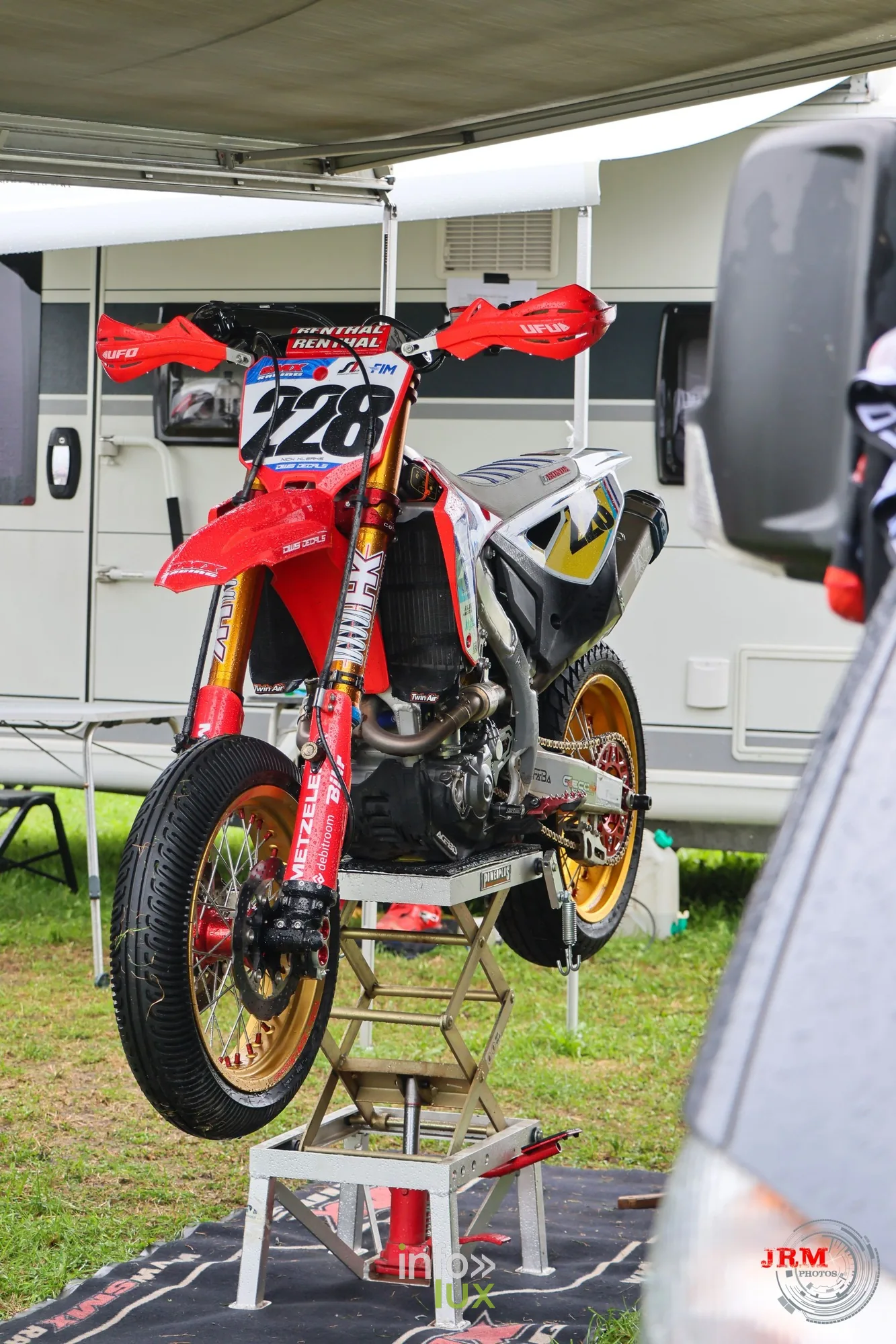 Supermotard de Battice 2026, Herve (province de Liège) : moto n°228 sur béquille devant une caravane du paddock