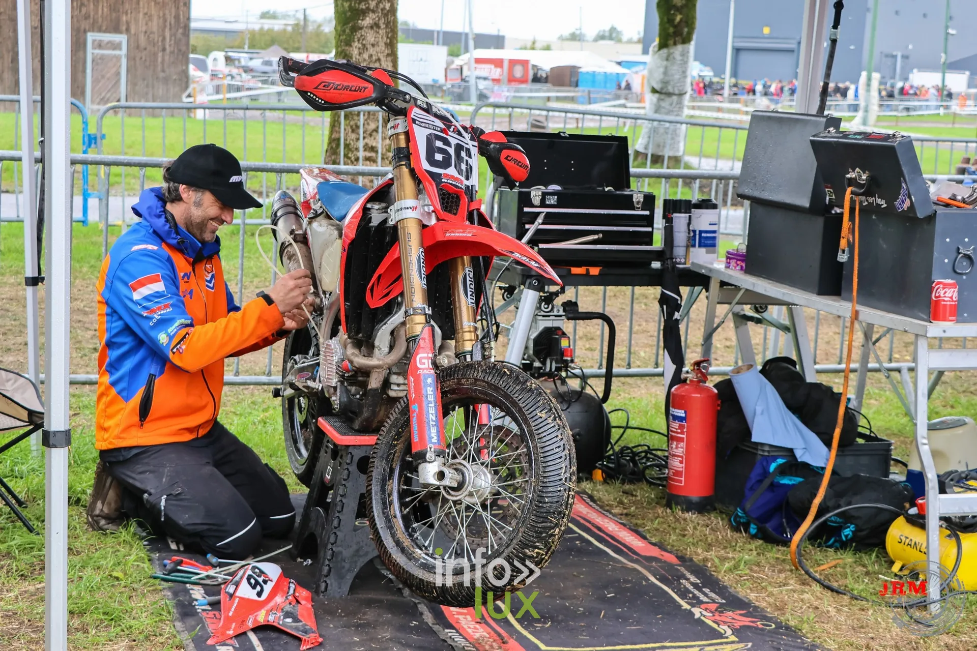 Supermotard de Battice 2026, Herve (province de Liège) : un mécanicien au travail sur une moto dans le paddock