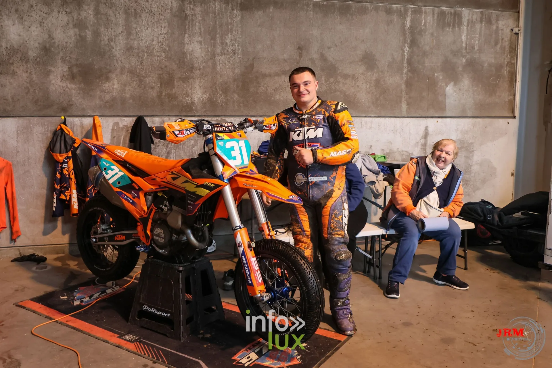 Supermotard de Battice 2026, Herve (province de Liège) : un pilote en tenue KTM pose près de sa moto dans le paddock
