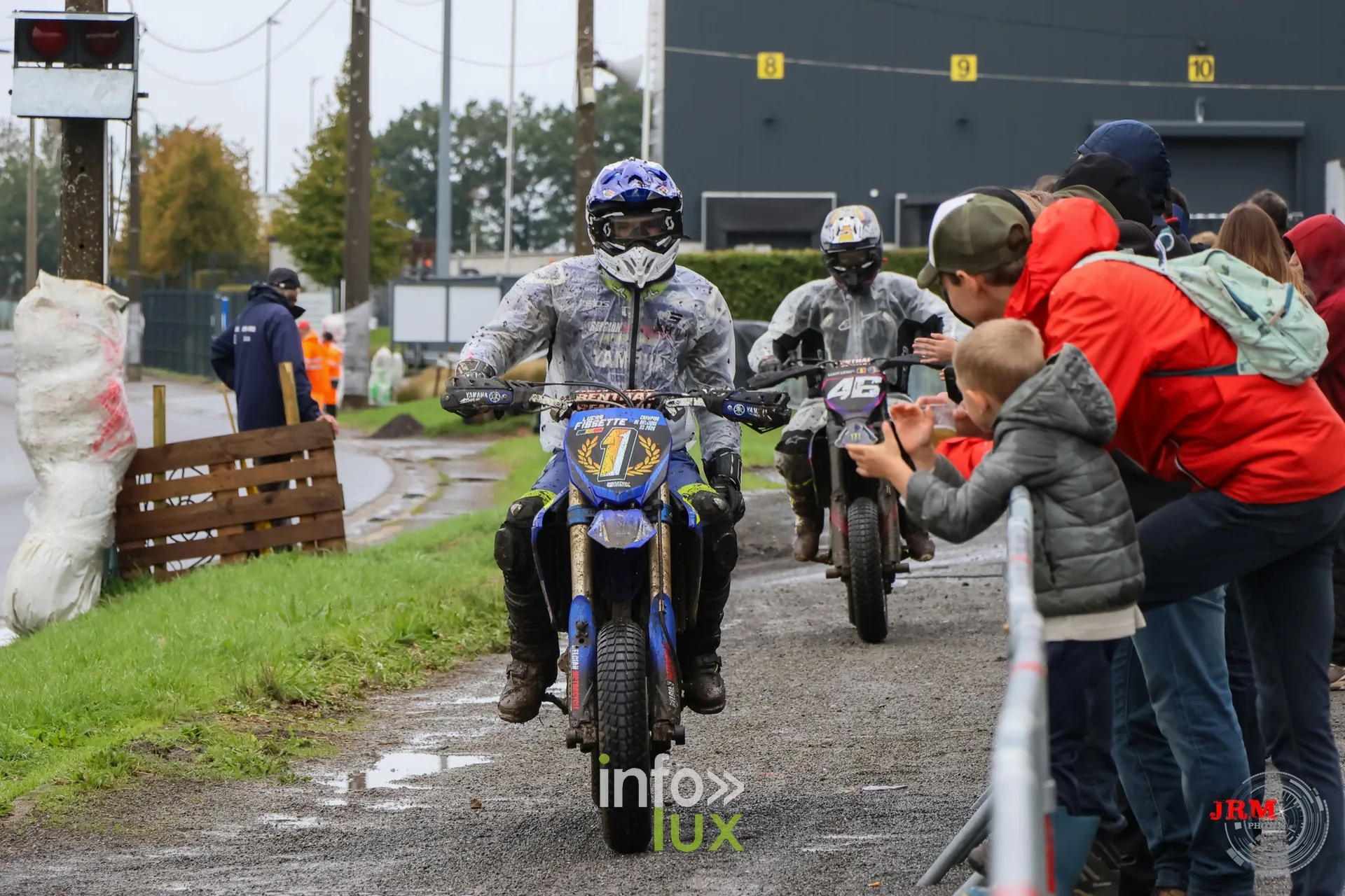 Supermotard de Battice 2026, Herve (province de Liège) : un pilote tape dans la main d’un jeune spectateur