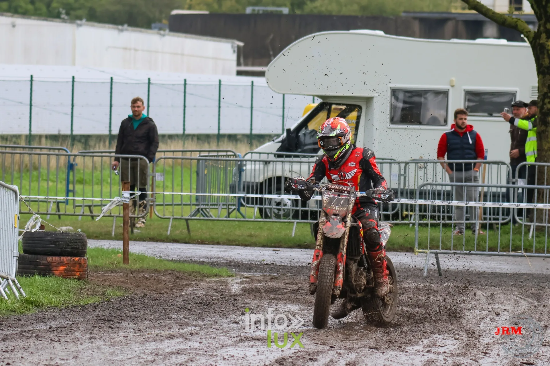 Supermotard de Battice 2026, Herve (province de Liège) : pilote couvert de boue dans la partie terre, devant le public