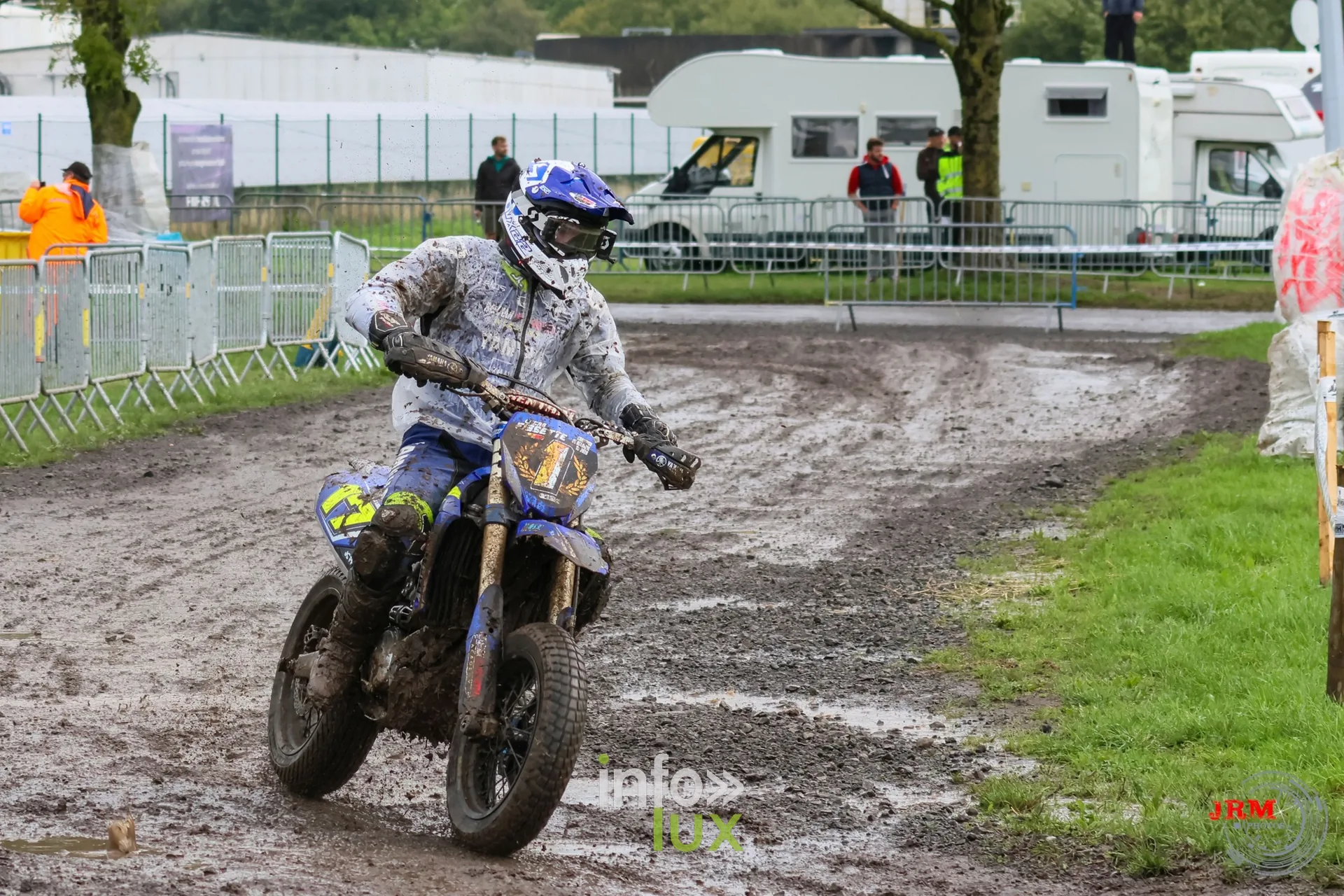 Supermotard de Battice 2026, Herve (province de Liège) : pilote sur une moto bleue dans la boue de la partie terre