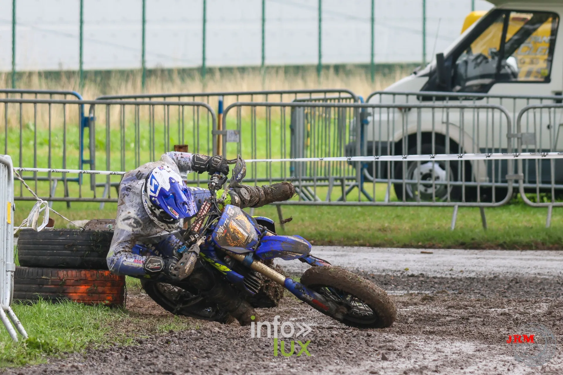 Supermotard de Battice 2026, Herve (province de Liège) : pilote en glisse dans la boue, près d’une pile de pneus