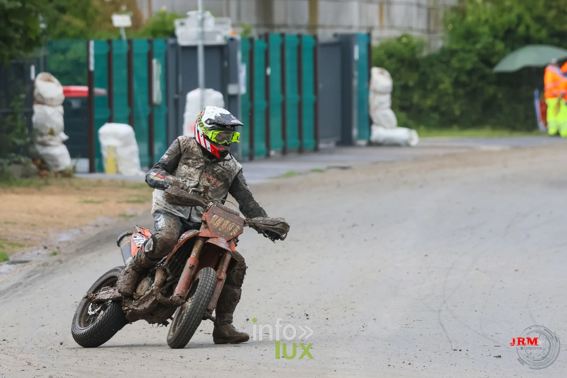 Supermotard de Battice 2026, Herve (province de Liège) : pilote couvert de boue sur la partie asphaltée