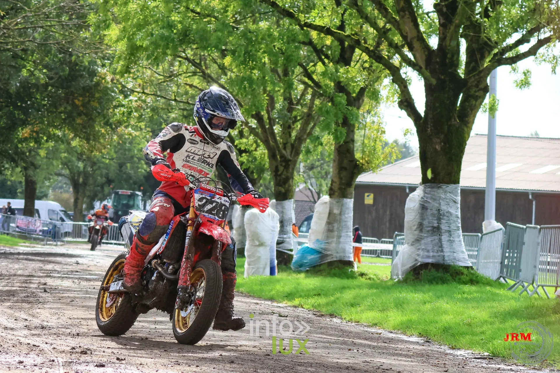 Supermotard de Battice 2026, Herve (province de Liège) : pilote n°228 dans l’allée arborée de la partie terre