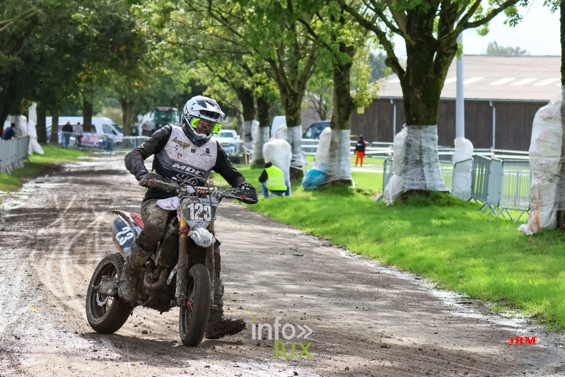 Supermotard de Battice 2026, Herve (province de Liège) : pilote couvert de boue dans l’allée arborée