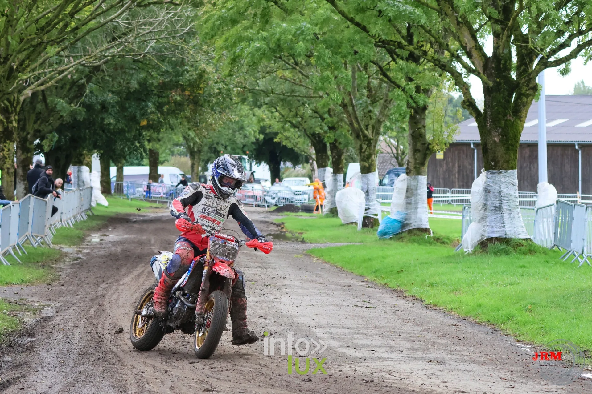 Supermotard de Battice 2026, Herve (province de Liège) : pilote couvert de boue dans l’allée arborée