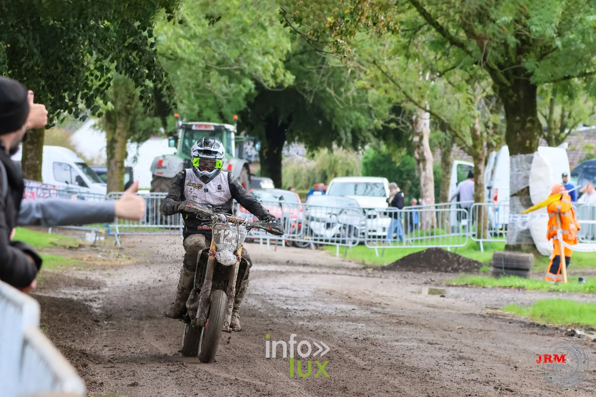 Supermotard de Battice 2026, Herve (province de Liège) : pilote couvert de boue, un spectateur lève le pouce en bord de piste