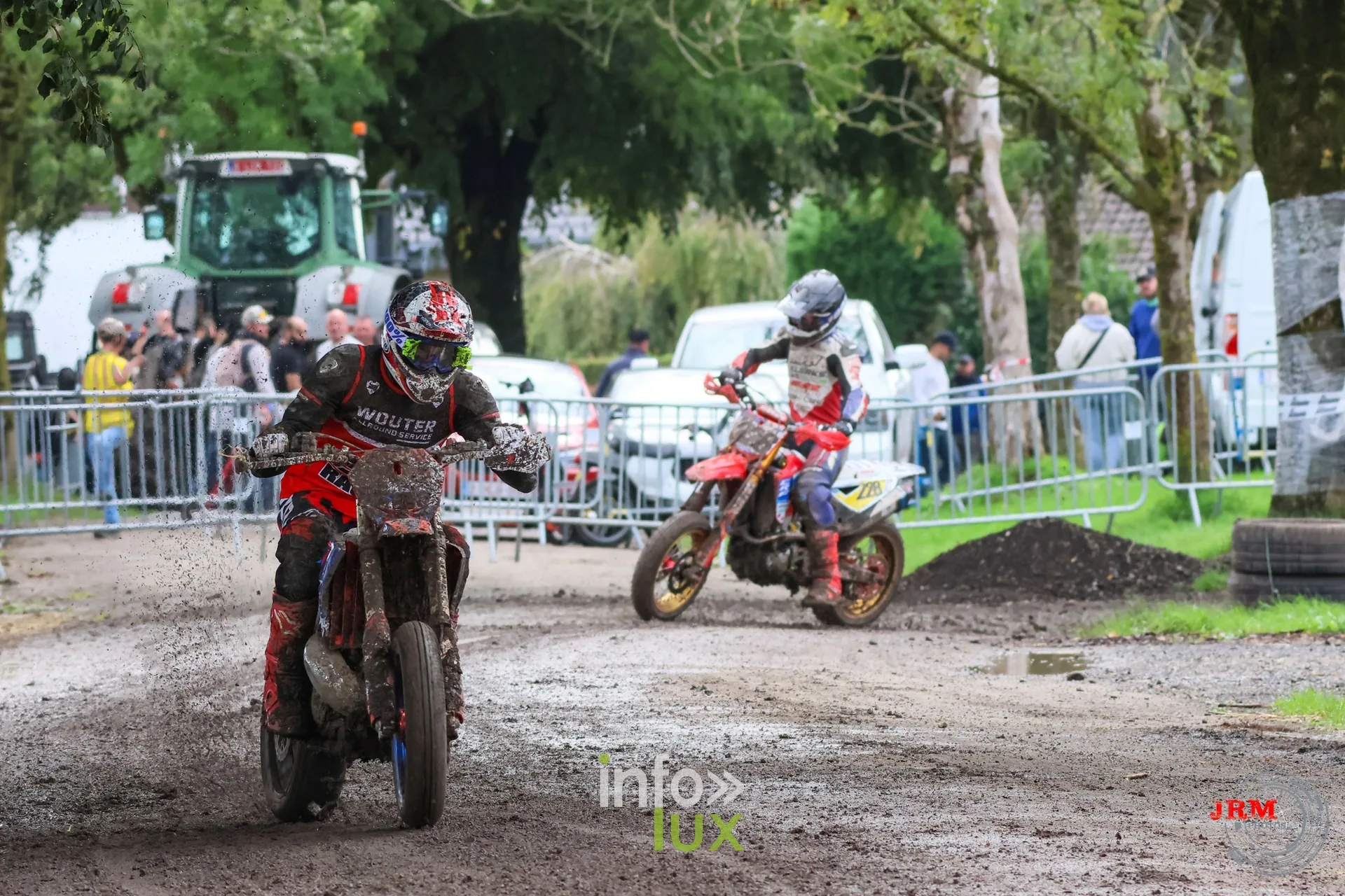 Supermotard de Battice 2026, Herve (province de Liège) : deux pilotes couverts de boue dans la partie terre, devant le public