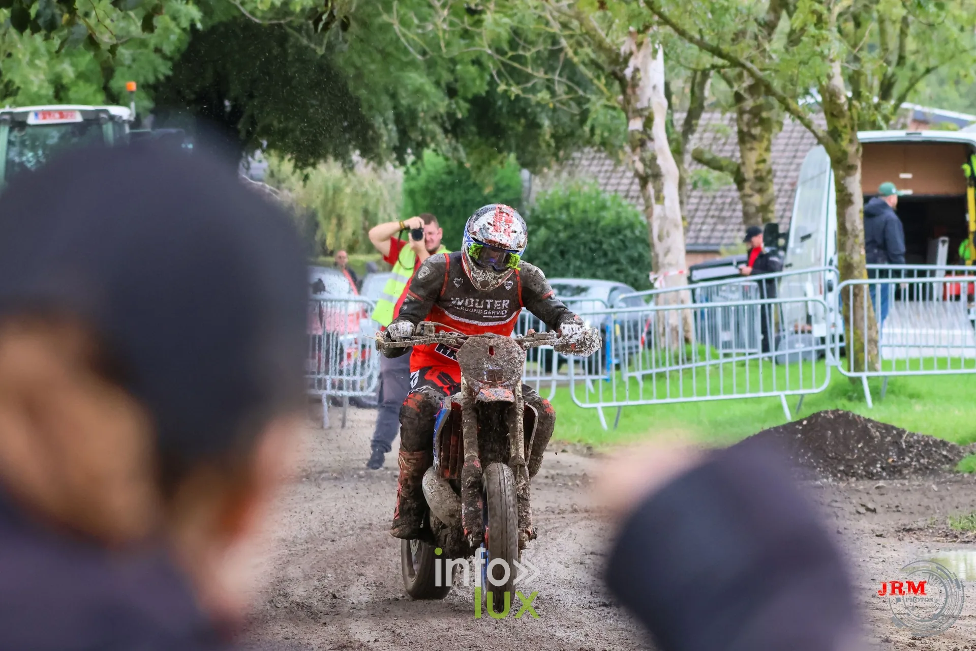 Supermotard de Battice 2026, Herve (province de Liège) : pilote couvert de boue, spectateurs au premier plan