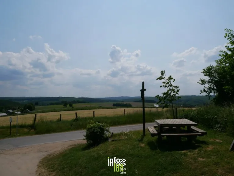 Table de pique-nique de la Croix de Séchery à Libin