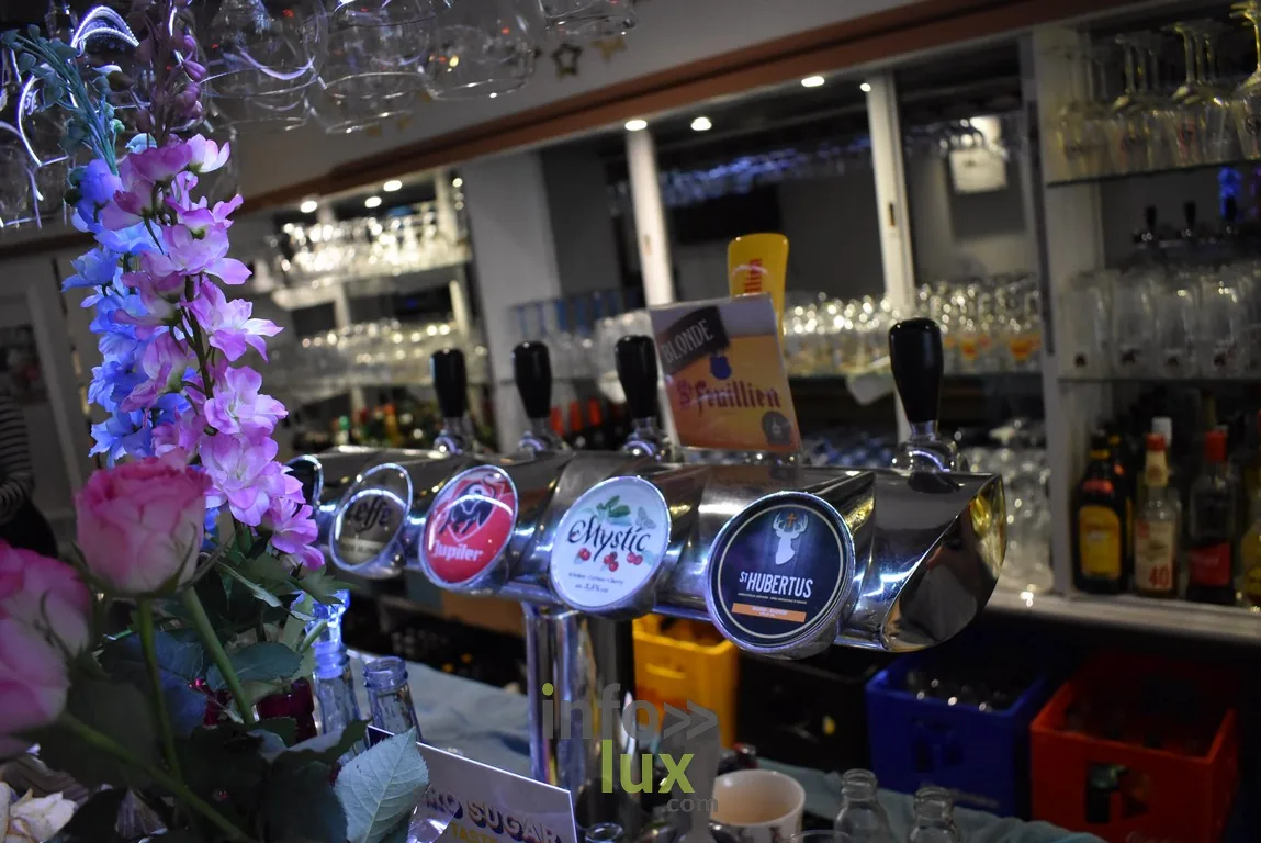 Le bar de la Taverne Georges Le bar de la Taverne Georges et ses pompes à bière