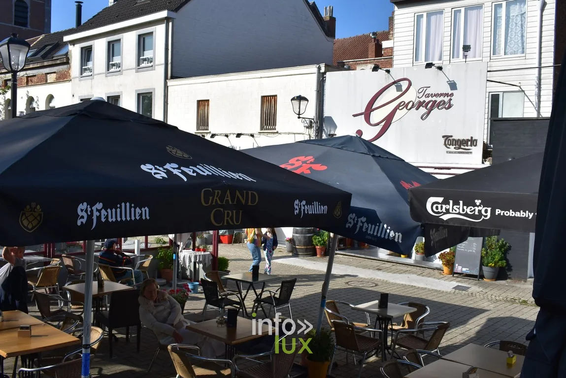 La terrasse de la Taverne Georges La terrasse de la Taverne Georges sous ses parasols, à Braine-l’Alleud