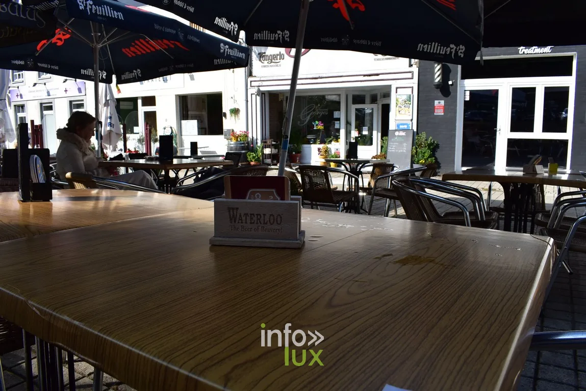 Table de la terrasse de la Taverne Georges, entrée de l'établissement en arrière-plan