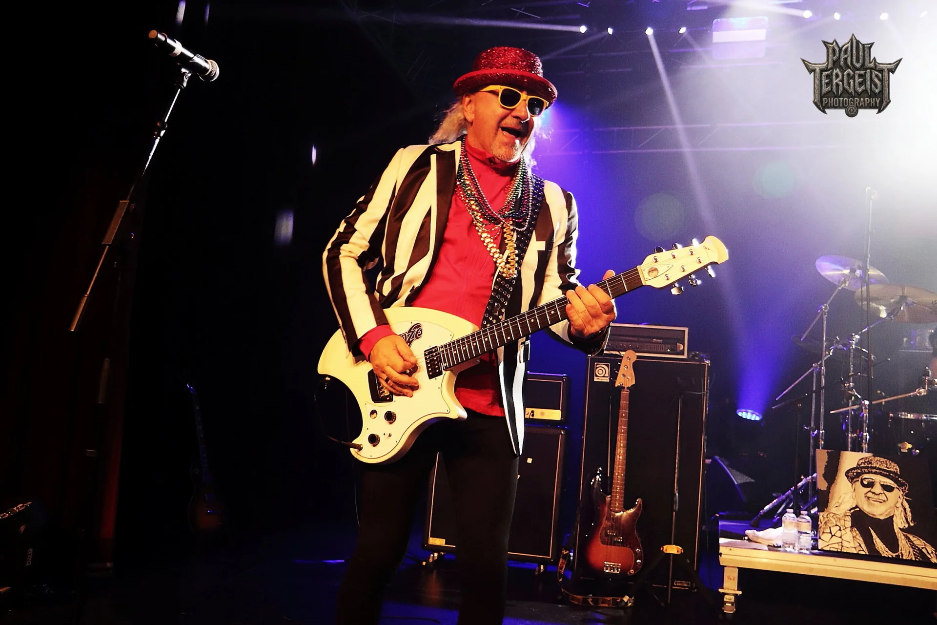 Guitariste chanteur de Teaze en chemise rayee au Golden Age Rock Festival 2023 a Chenee
