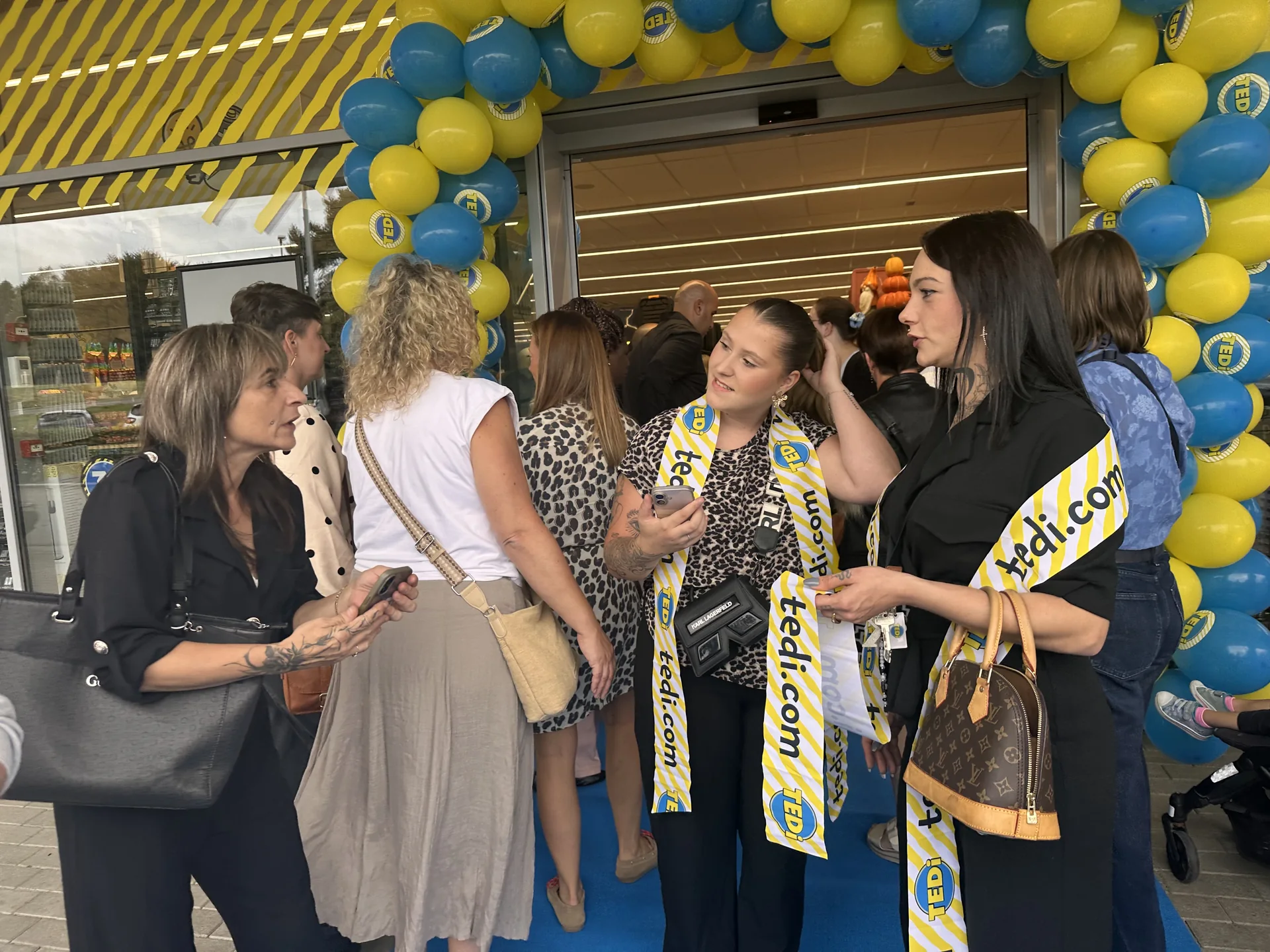 Arche de ballons aux couleurs de TEDi à l'entrée du magasin de Libramont-Chevigny