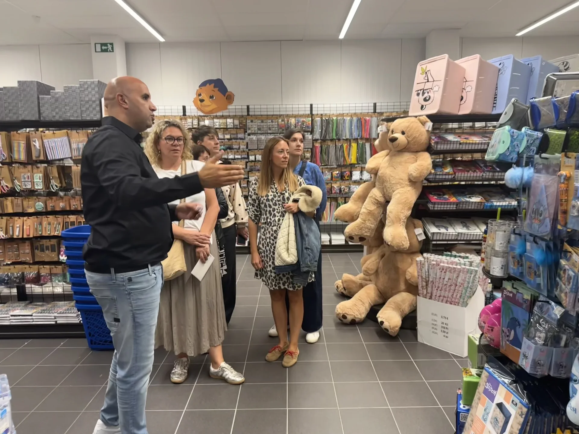 Rayons de papeterie et peluches du nouveau magasin TEDi de Libramont-Chevigny