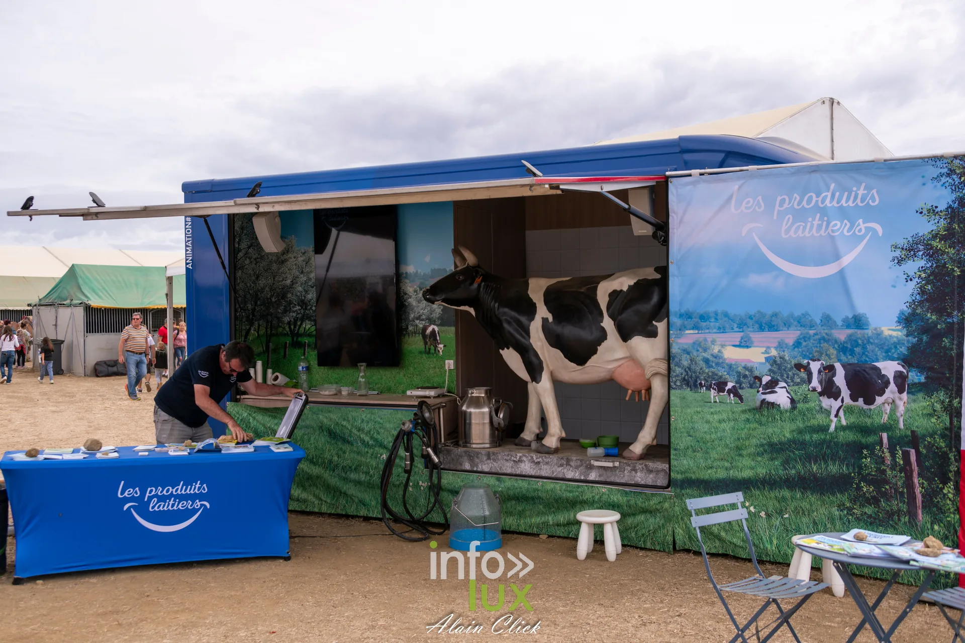 Stand mobile Les produits laitiers avec vache en decor aux Terres de Jim
