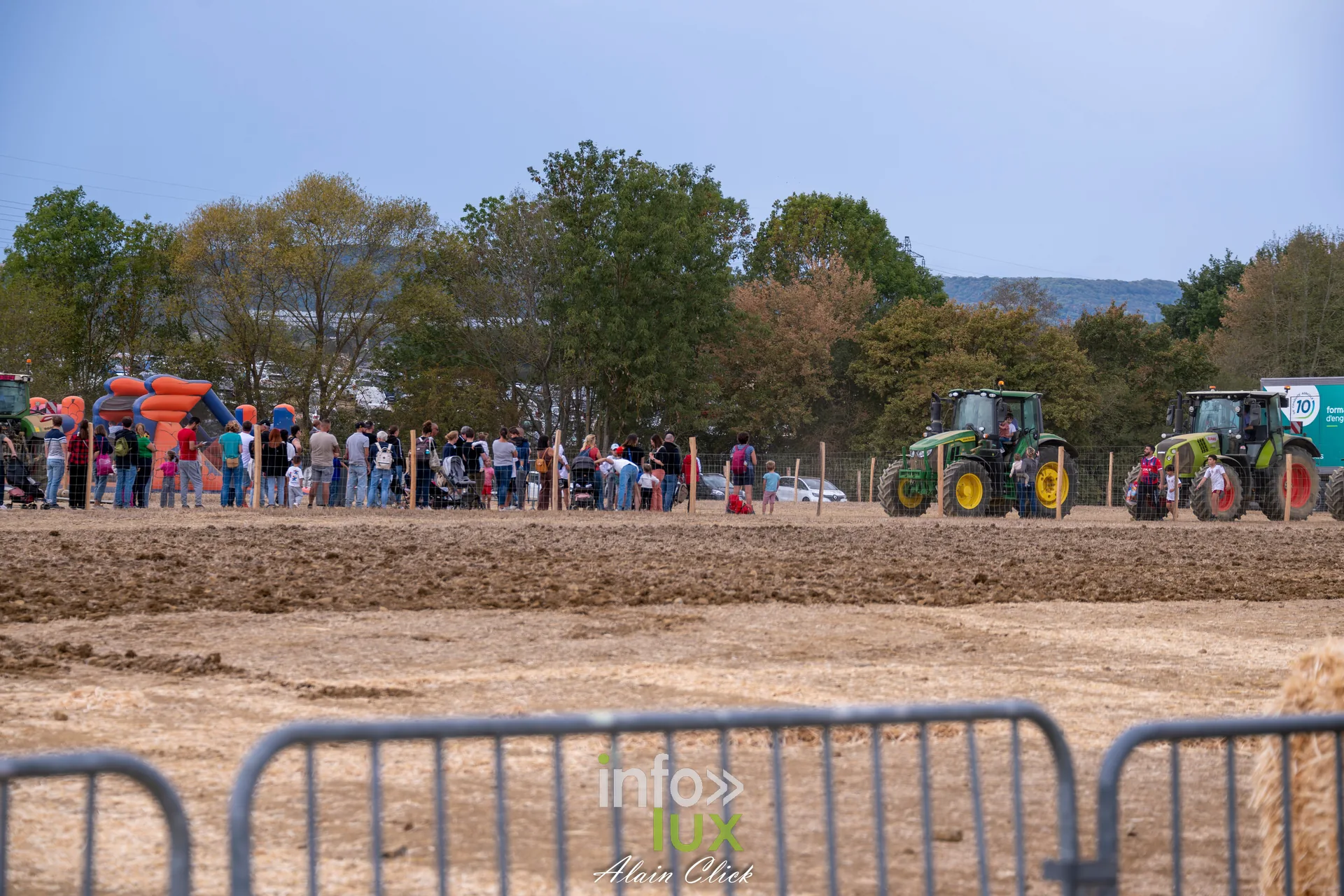 Parcelle labouree et tracteurs au loin lors de la finale nationale de labour des Terres de Jim 2026